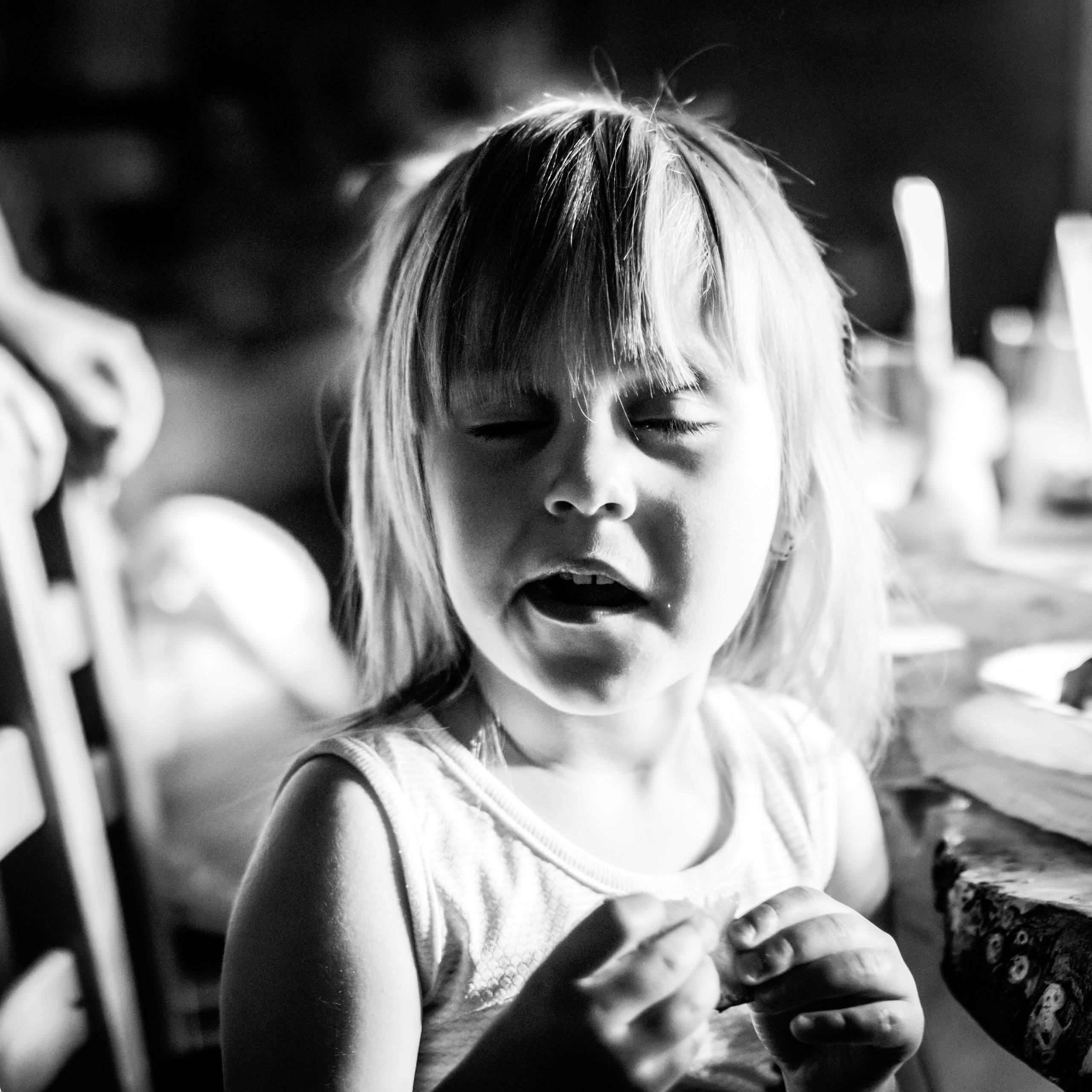 crno-bela fotografija male devojjčice na proslavi prvog rođendana