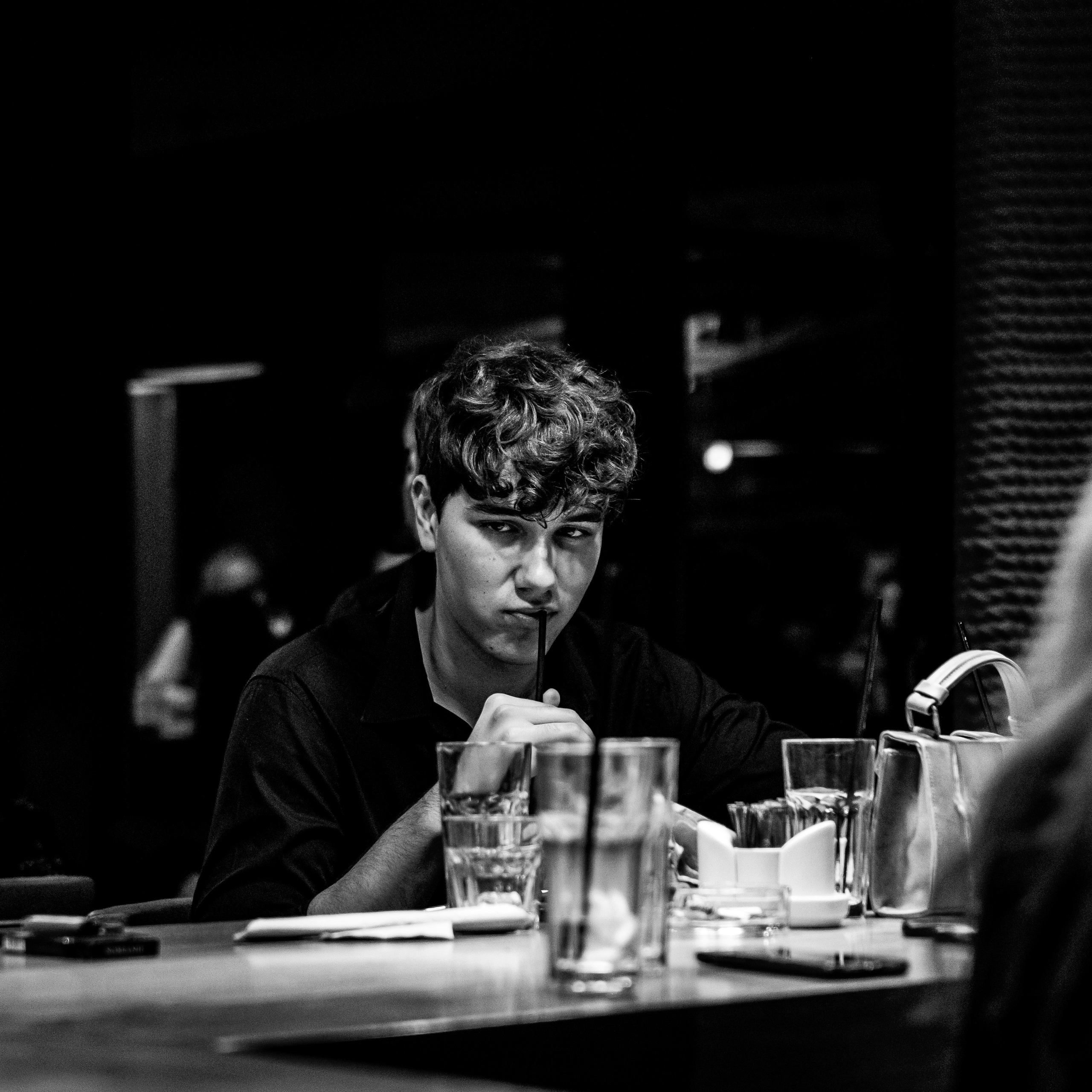 crno-bela fotografija momka