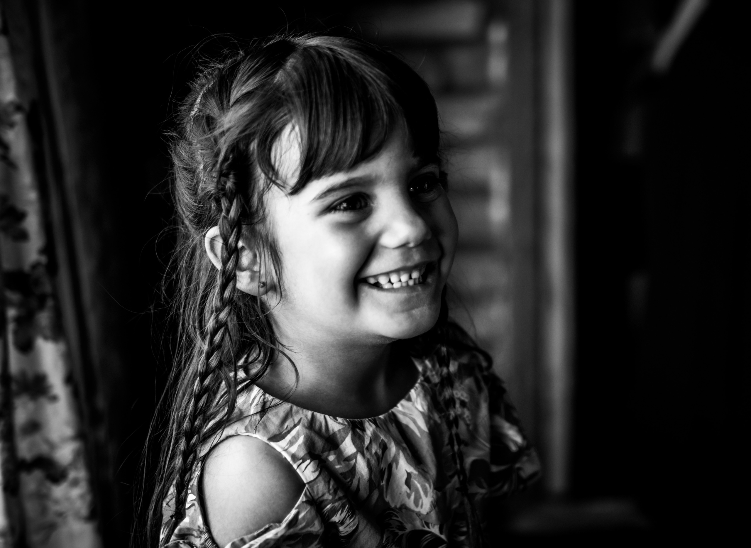 crno-bela fotografija nasmejane devojčice