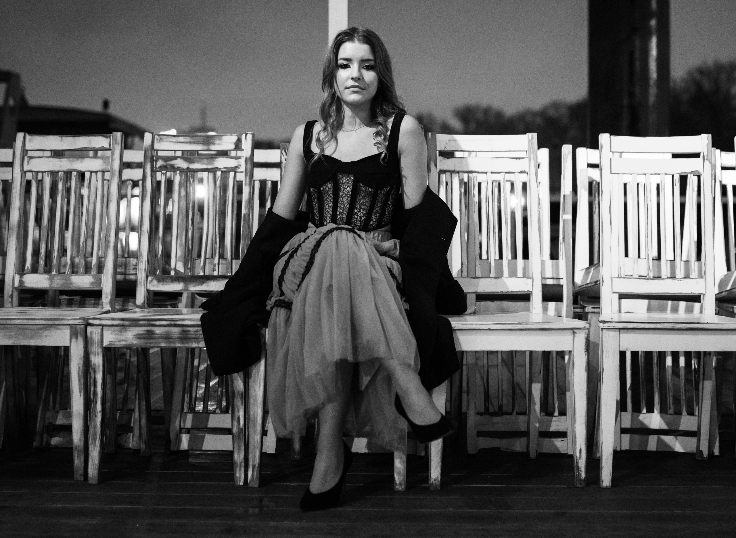 Crno-bela fotografija devojke u haljini
