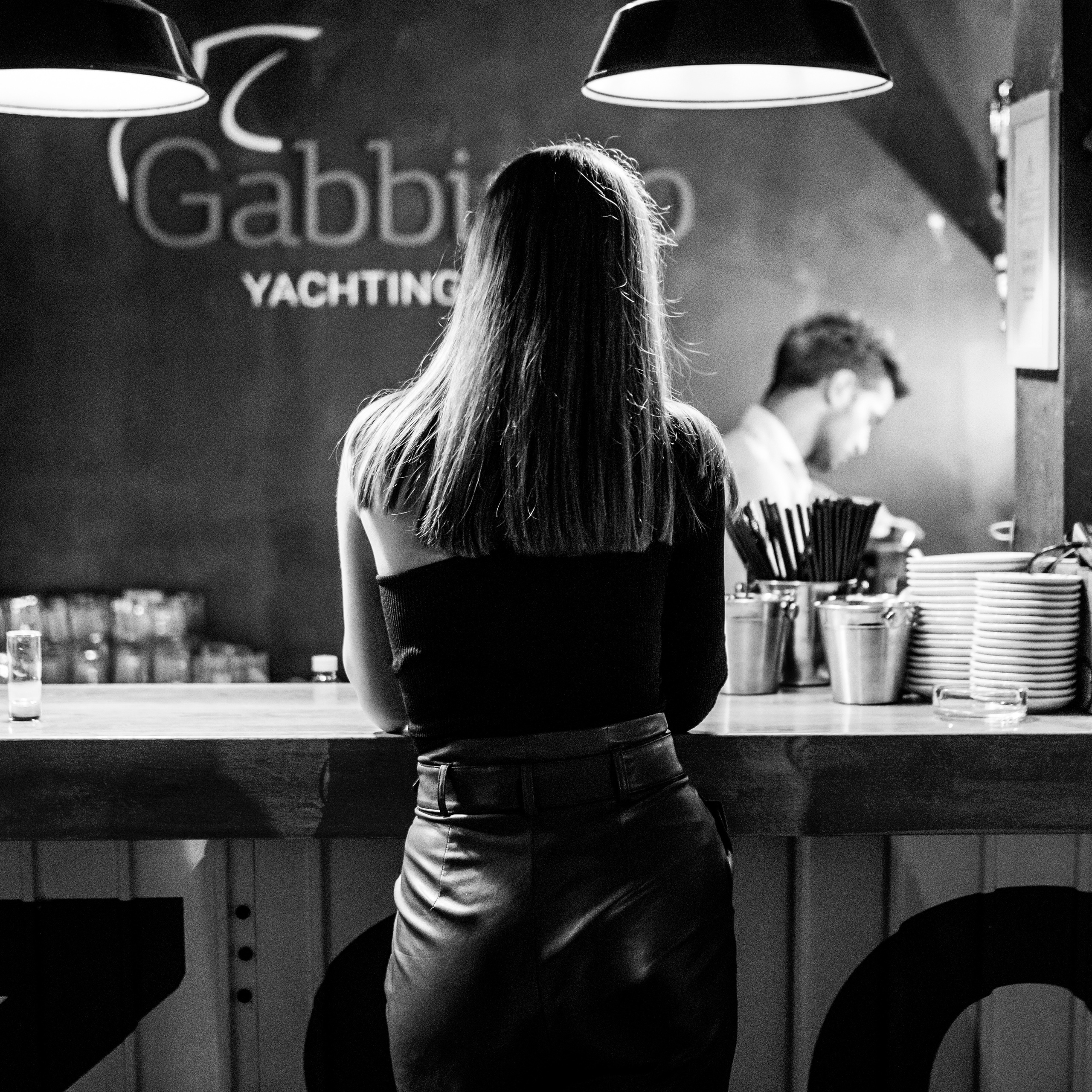 crno-bela fotografija devojke