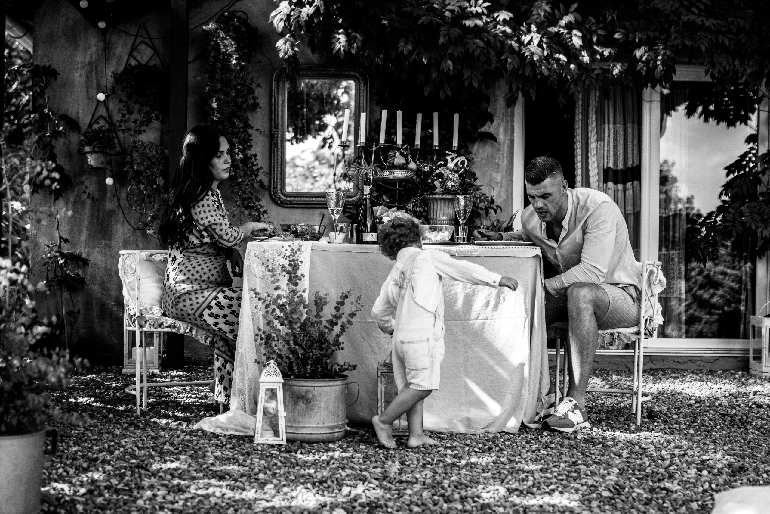 crno-bela fotografija porodice