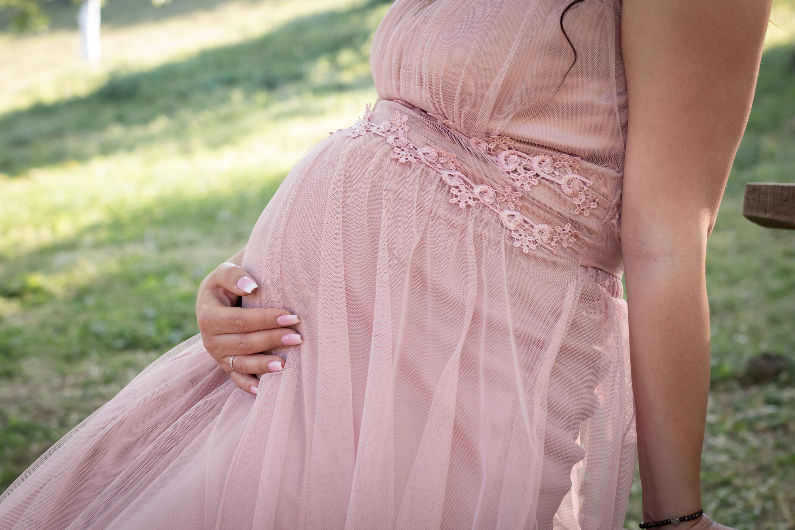 Fotografija buduće majke u rozoj haljini