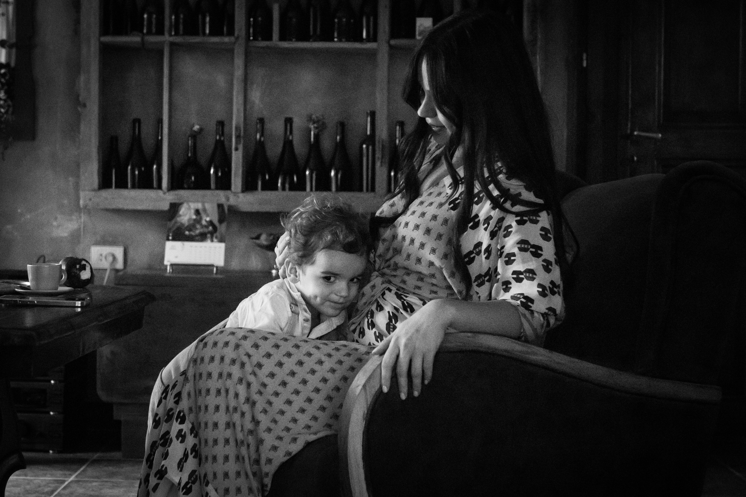 crno-bela fotografija majke i sina