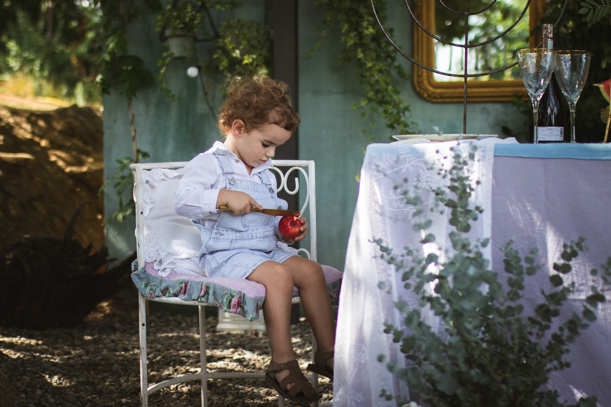 fotografisanje zauzetog malog dečaka