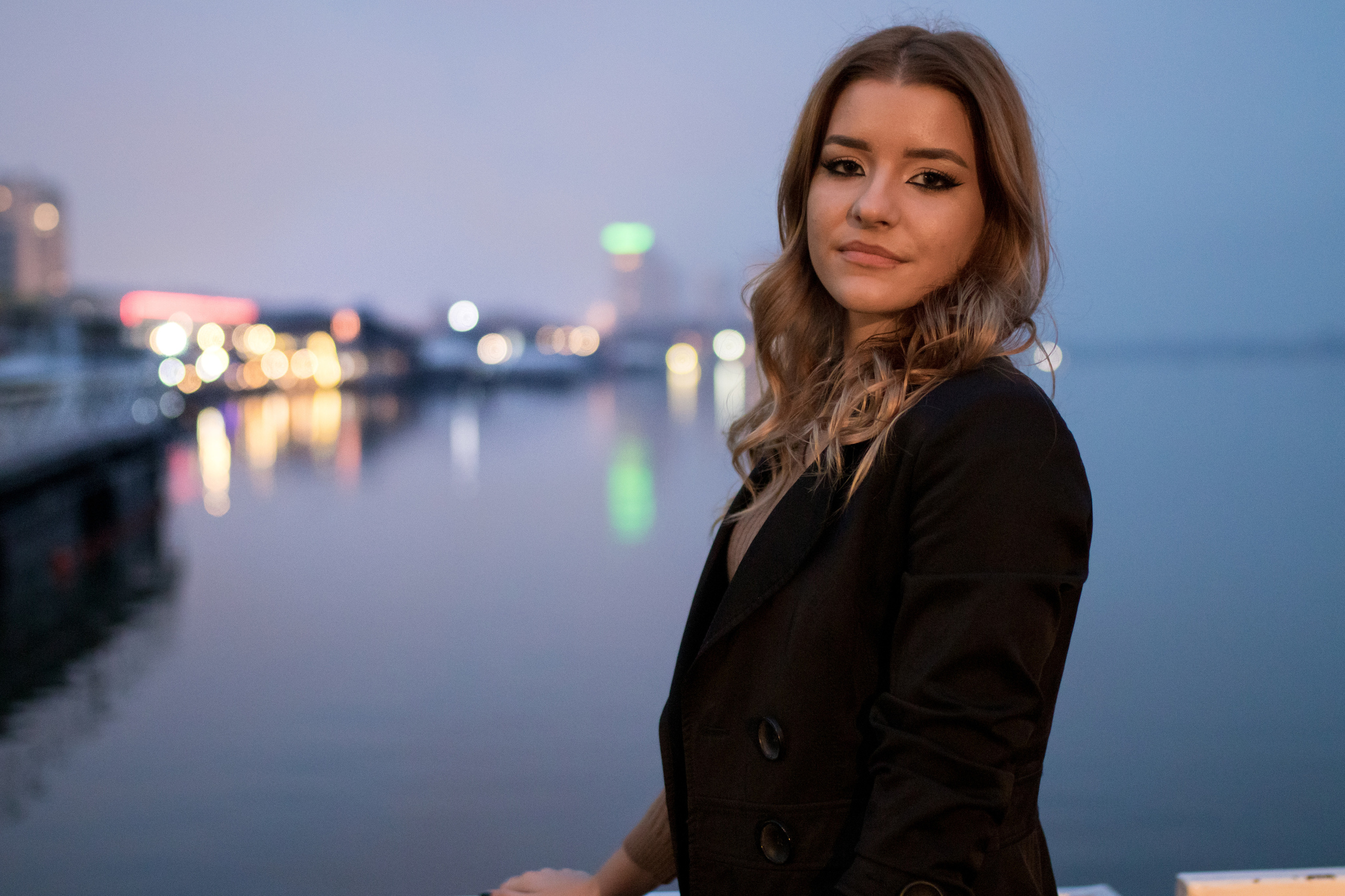 fotografisanje devojke kraj vode