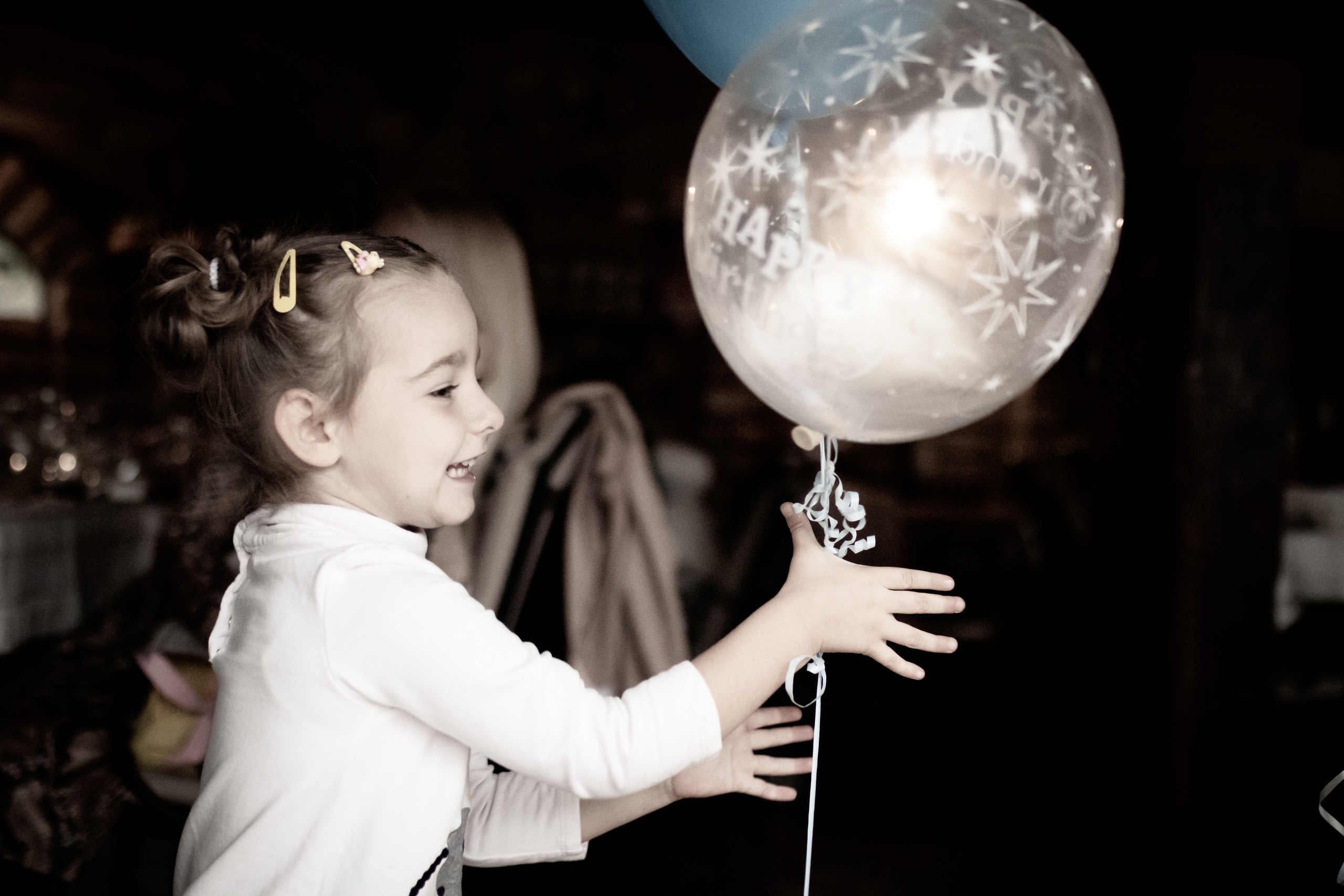 fotografija male devojčice sa balonom