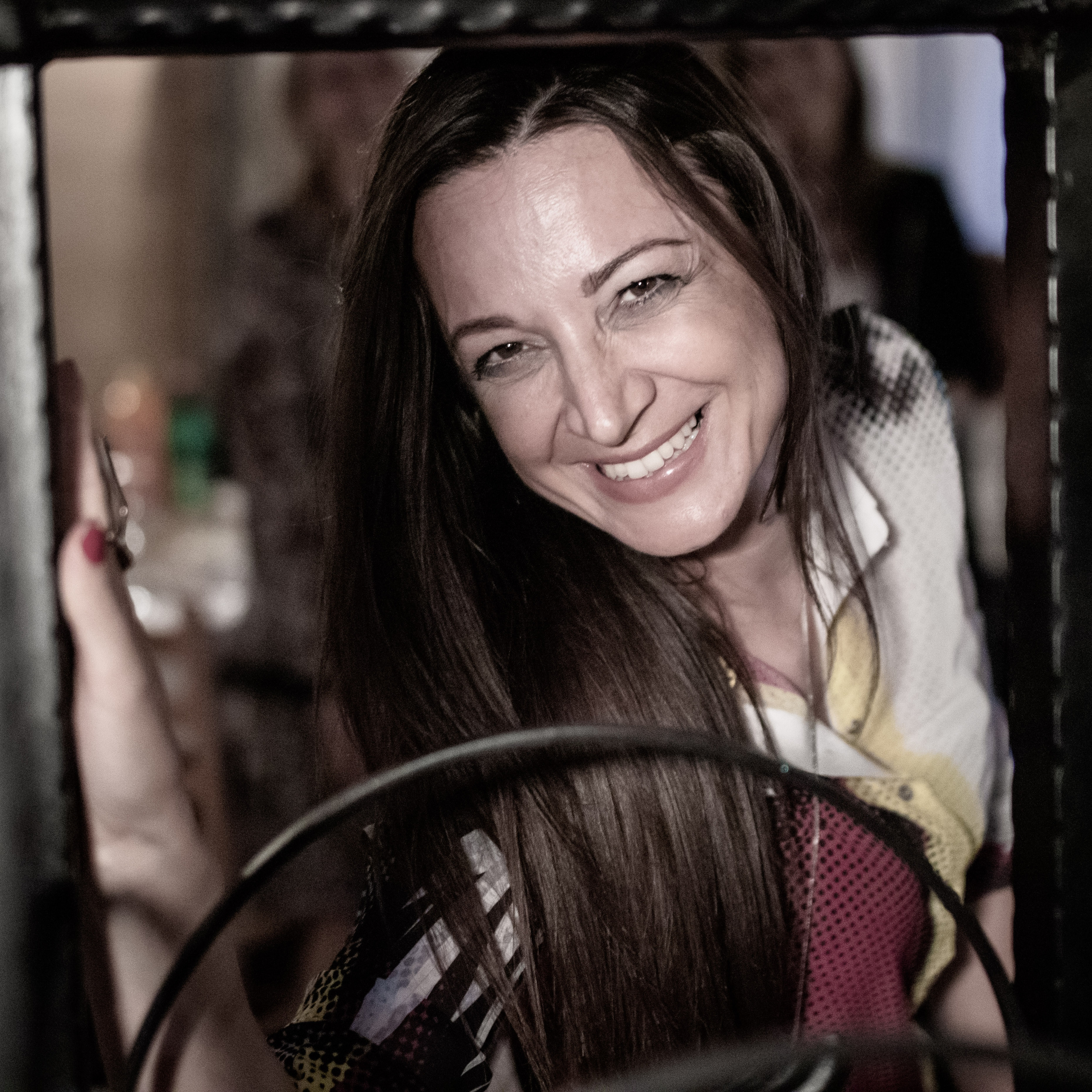 fotografija nasmejane devojke na proslavi rođendana u rumi