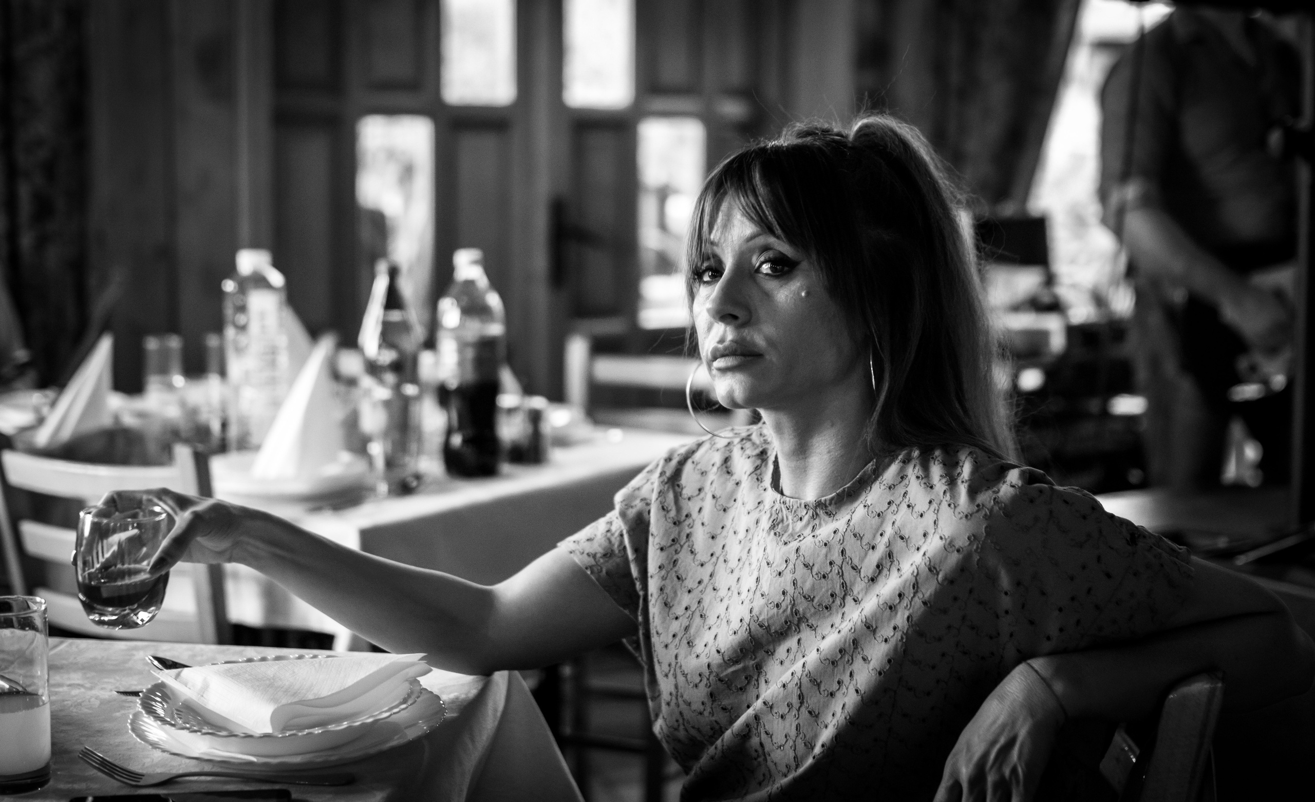 crno-bela fotografija devojke