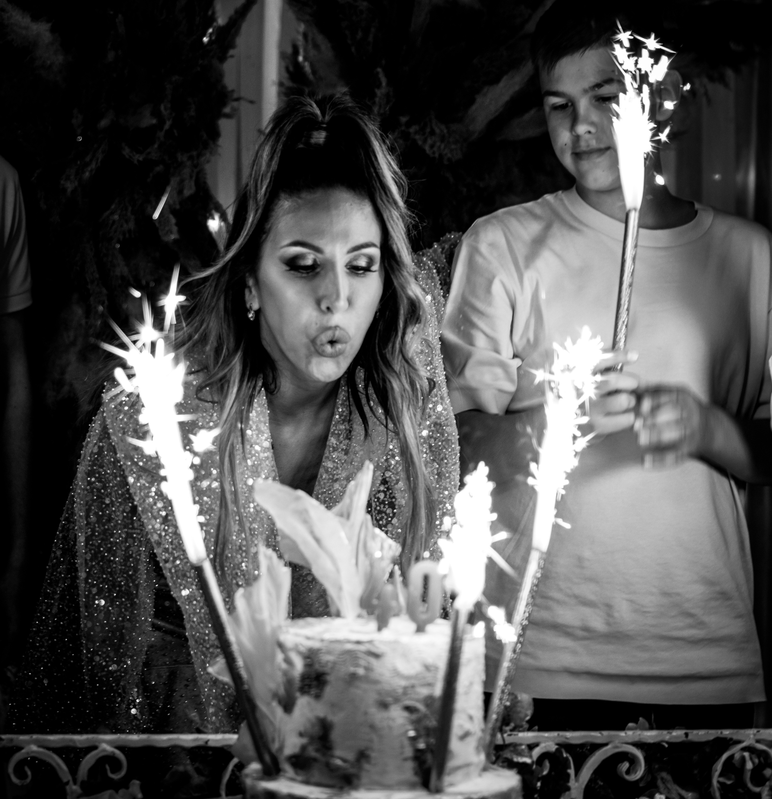 crno-bela fotografija duvanja svećica