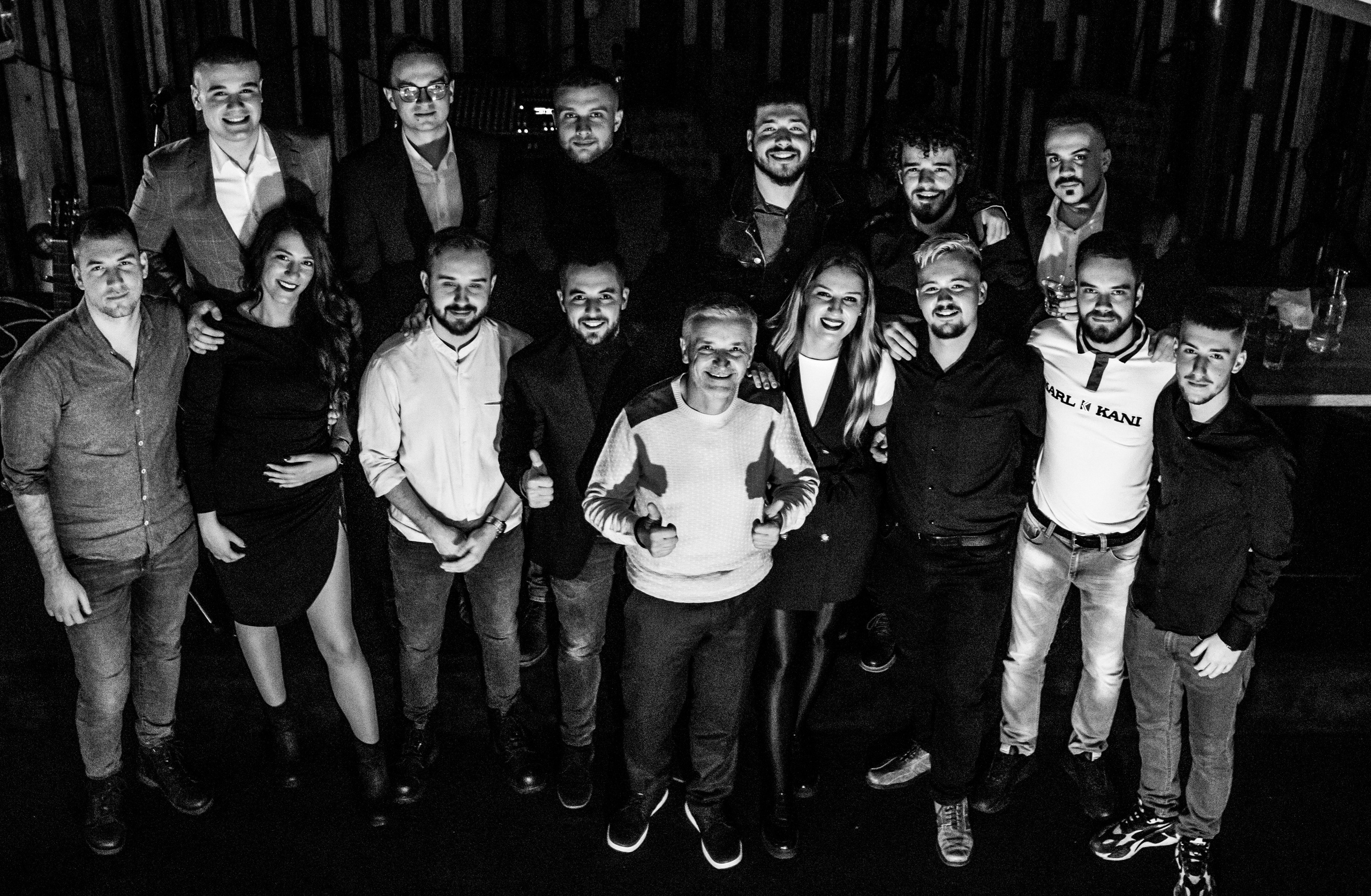 crno-bela zajednička fotografija sa rođendana