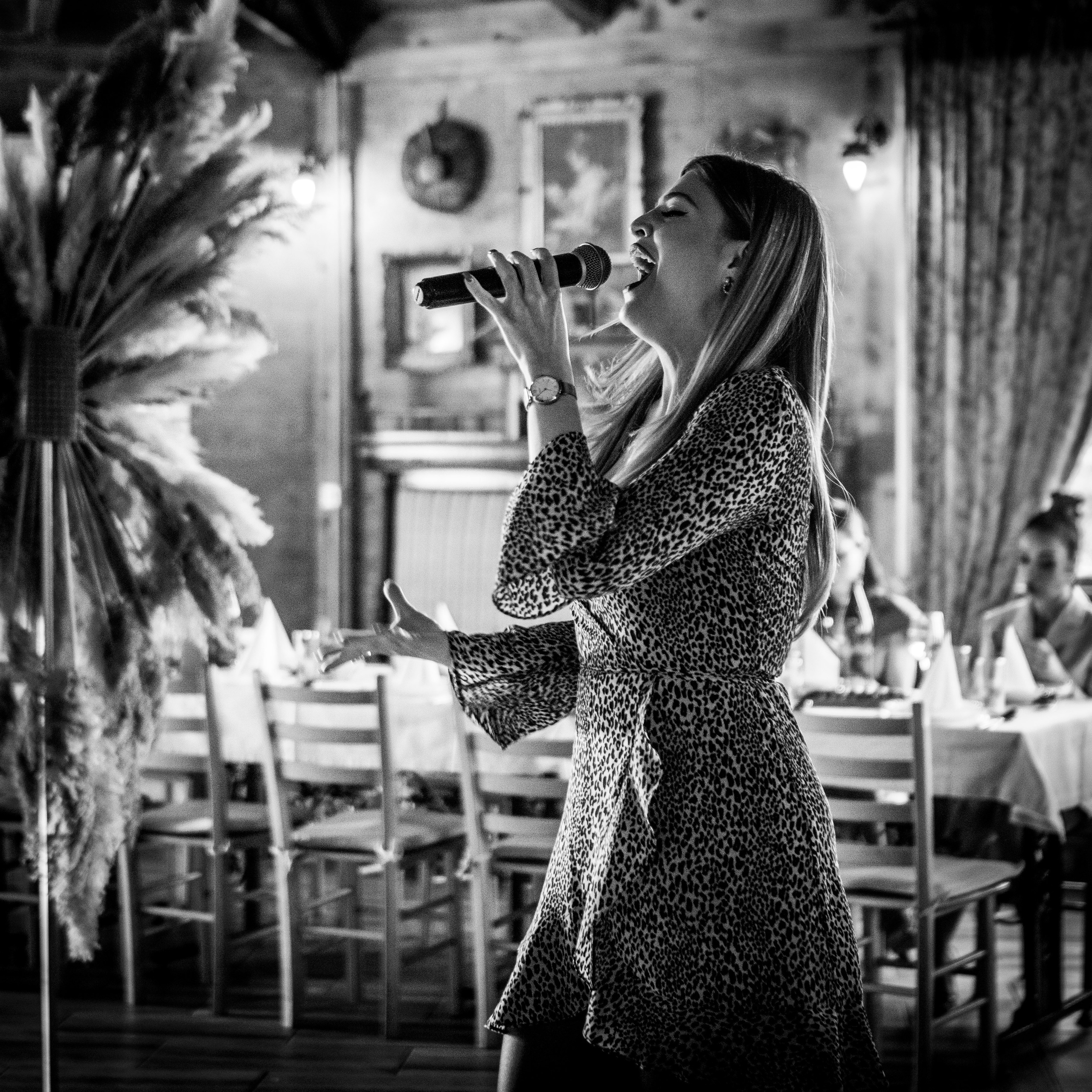 crno-bela fotografija pevačice na proslavi četrdesetog rođendana u Rumi