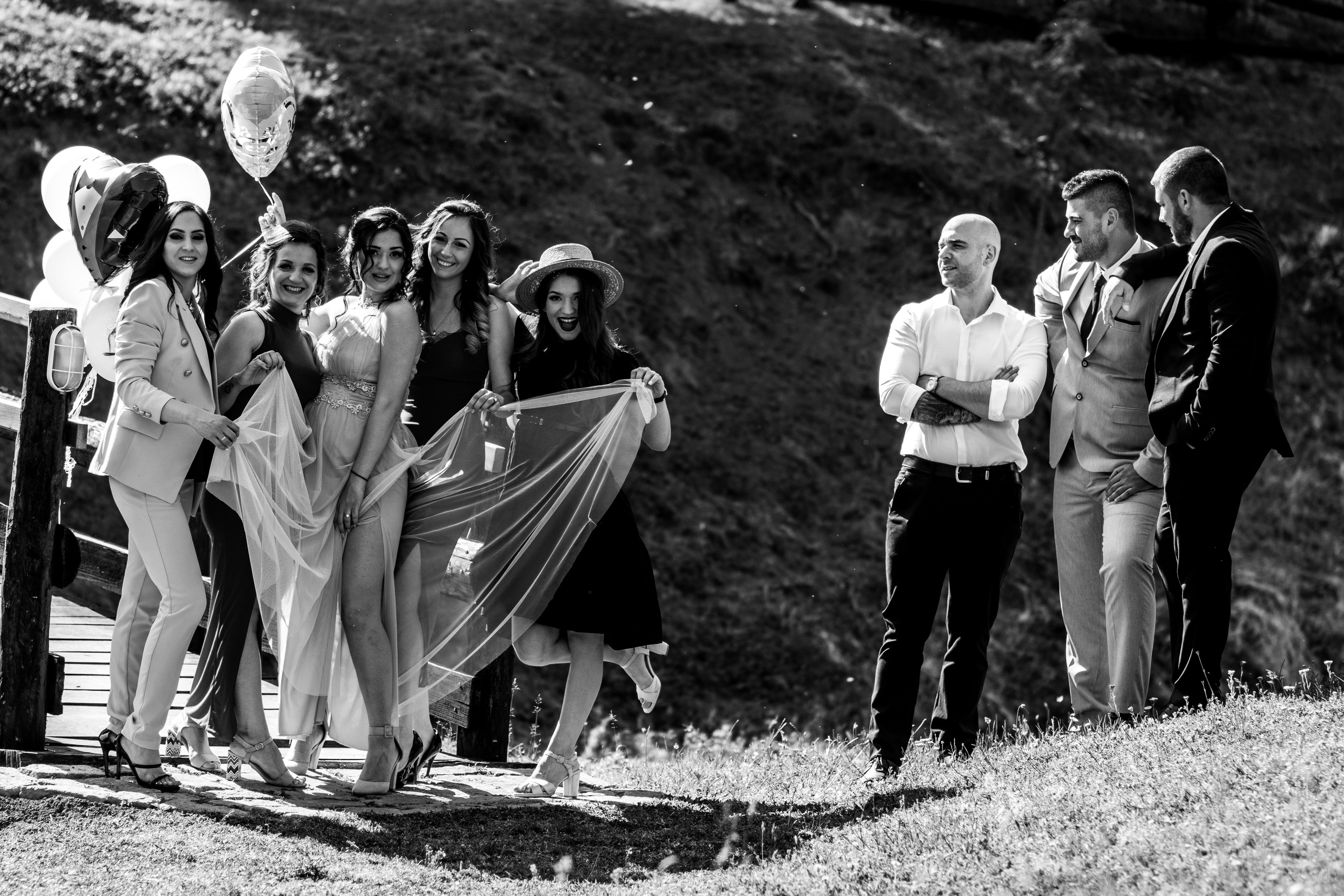 Crno-bela fotografija uspomene sa venčanja na Fruškoj Gori