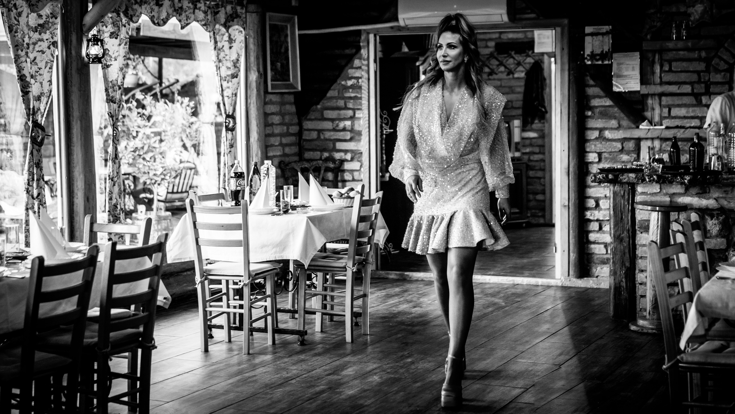 crno-bela fotografija devojke na proslavi rođendana