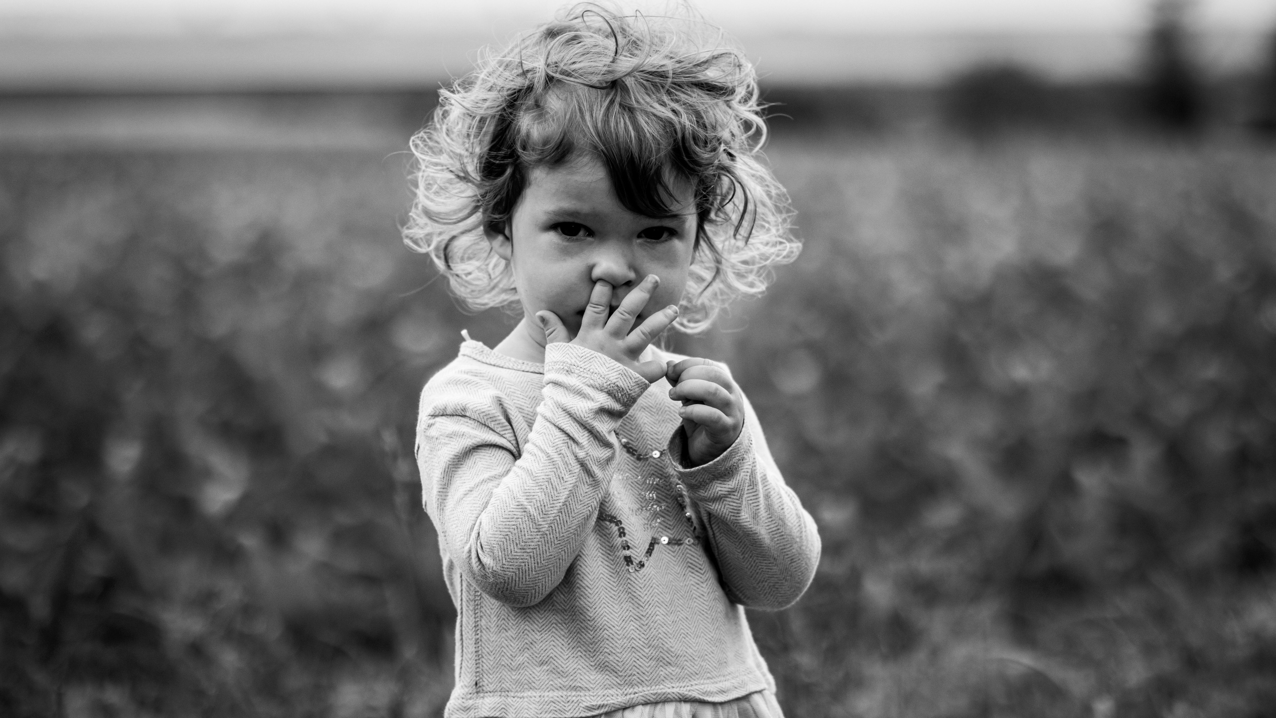 crno-bela fotografija devojčice u prirodi