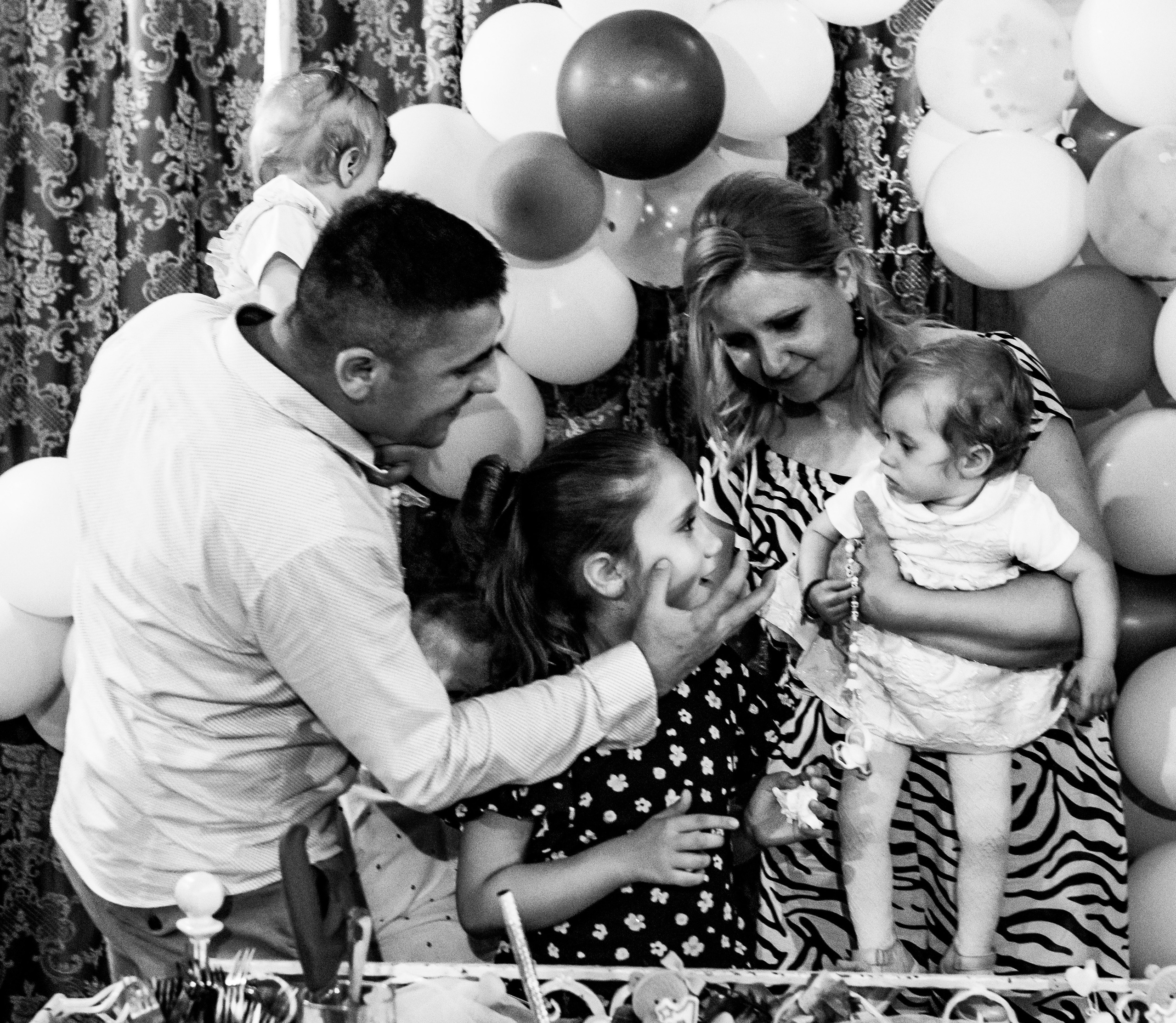 crno-bela porodična foografija proslave dečijeg rođendana