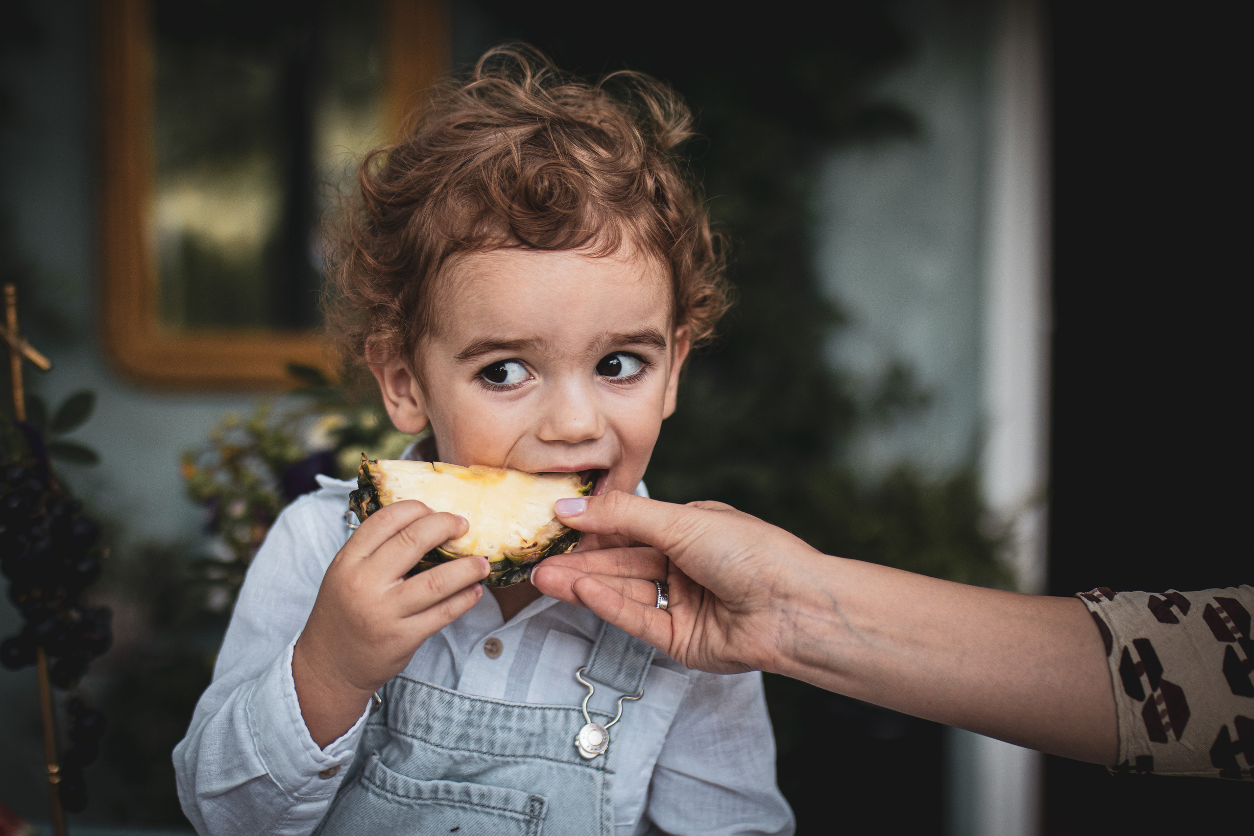 fotografija malog dečaka za vreme doručka
