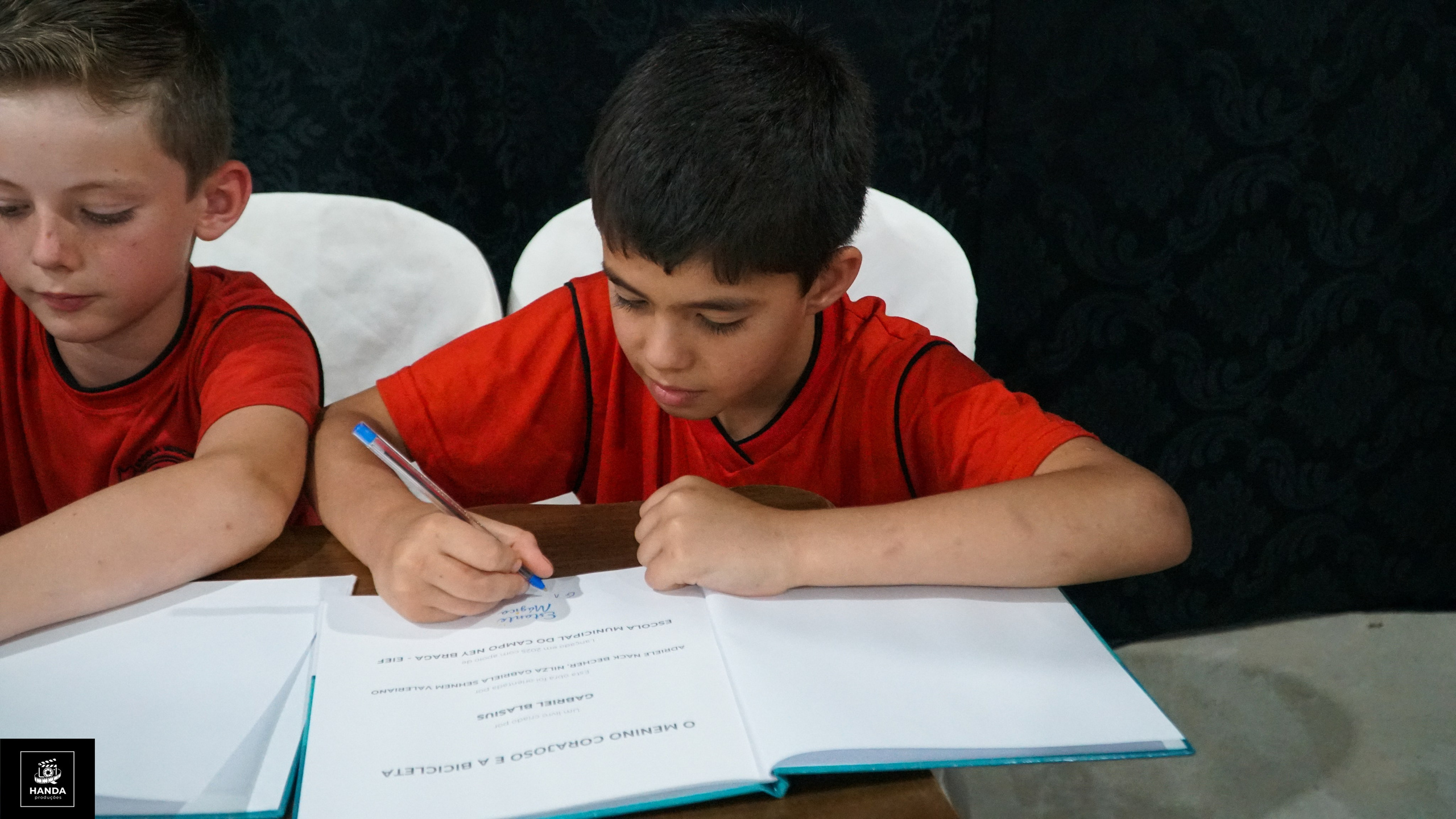 Noite autógrafos colégio Aurélio Buarque de Holanda. Handa Produções