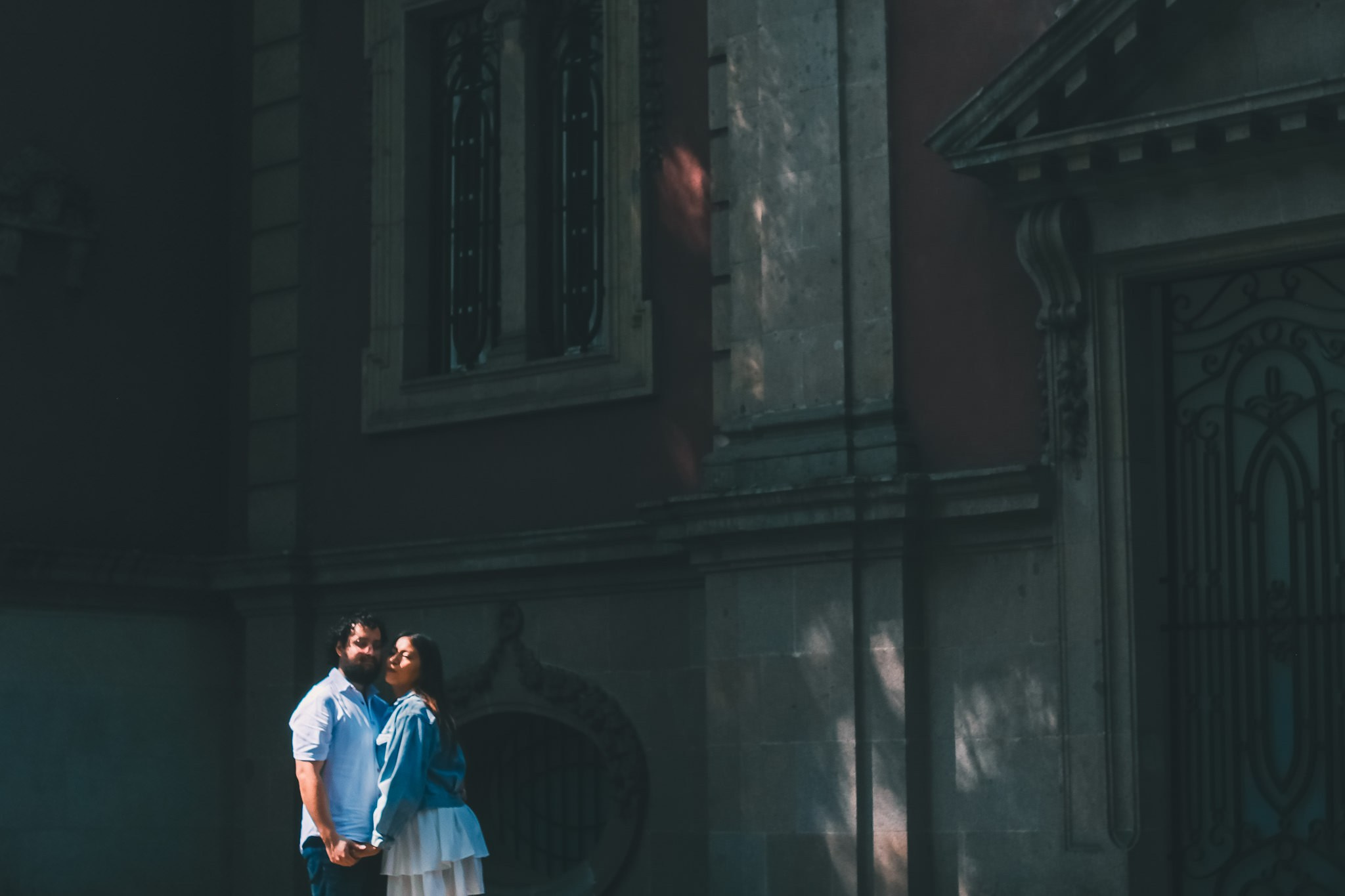 Sesión Save the Date en La Roma: Dany & Rui capturan su amor en el corazón de CDMX. Wedding and family photographer in Mexico City