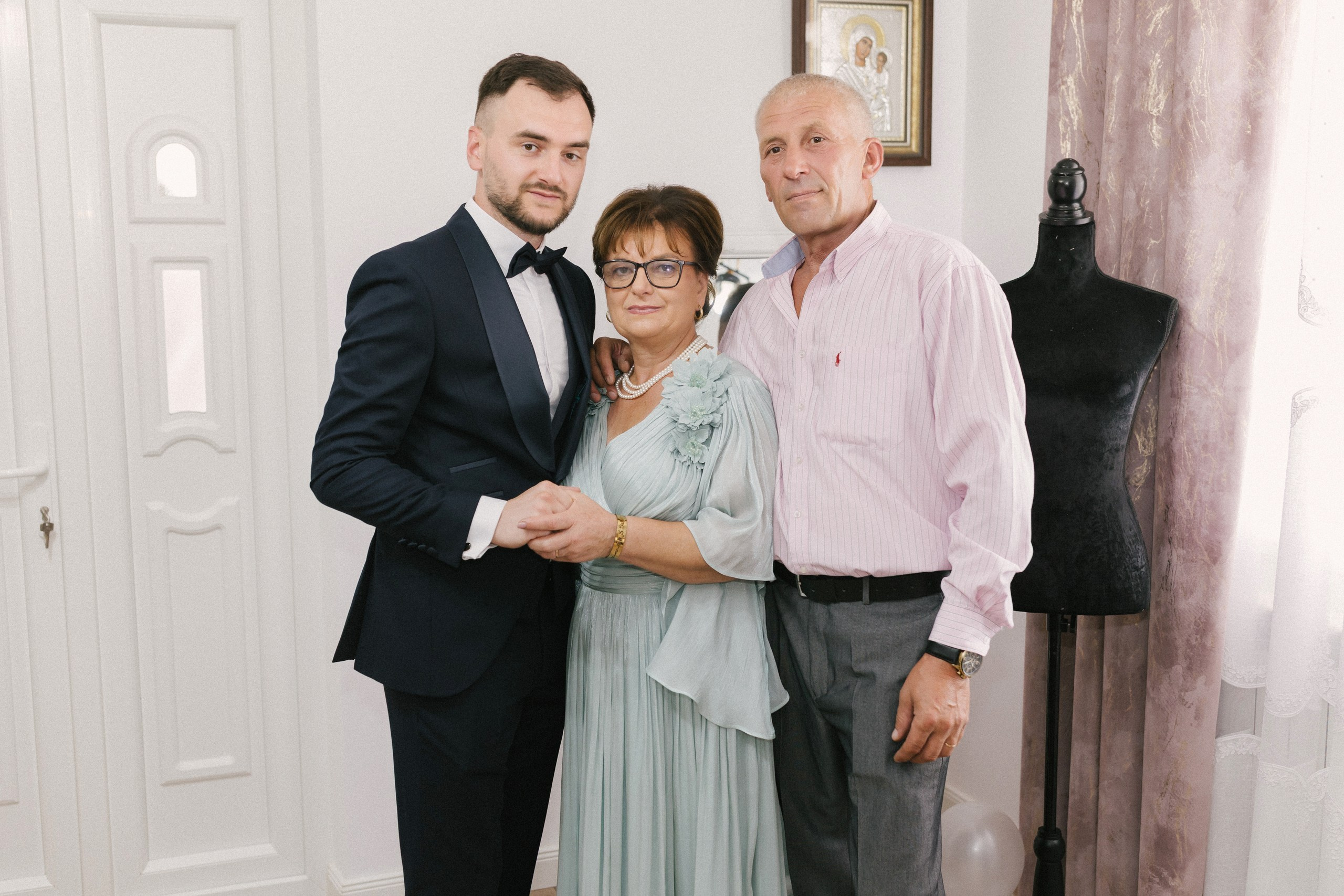 1. Mireasa Adriana în timpul pregătirilor de nuntă în Tudora Botoșani2. Costumul mirelui Ionuț fotografiat artistic în ziua nunții3. Prietenii mirelui la tradițiile de nuntă în Tudora4. Bărbieritul mirelui în cadrul obiceiurilor tradiționale de nuntă5. Fotografii de familie la biserică în ziua nunții6. Portret de familie cu mirii și copilul lor la nunta din Botoșani7. Primul dans al mirilor la Mariage Dor Baisa Botoșani8. Decor elegant de nuntă la Mariage Dor Baisa9. Emoții și tradiții la nunta din Tudora județul Botoșani10. Fotograf profesionist de nuntă în Botoșani surprinzând momente autentice - otograf-nunta-botosanifotograf-evenimente-botosanifotograf-profesionist-botosanifotograf-nunta-tudoranunta-tudora-botosanisedinta-foto-nunta-botosanipoze-nunta-botosanifotografii-nunta-tudorafotograf-cununie-religioasa-botosanibiserica-sfintii-imparati-constantin-si-elena-tudoramariage-dor-baisa-botosanirestaurant-nunta-botosanidansul-mirilor-mariage-dorpregatiri-mire-botosanipregatiri-mireasa-botosanitraditii-nunta-moldovaobiceiuri-nunta-tudorafotograf-familie-nunta-botosaniportret-miri-botosanigalerie-foto-nunta-botosanialbum-foto-nunta-botosaninunta-eleganta-botosaninunta-cu-traditii-botosanifotograf-premium-nunta-botosaniservicii-foto-video-botosanipoveste-de-nunta-botosanifotograf-documentar-nuntafotograf-natural-emotionalmiri-ionut-si-adriananunta-autentica-tudora -otograf-nunta-botosanifotograf-nunta-tudoranunta-tudora-botosanifotograf-evenimente-botosanifotograf-profesionist-botosaniservicii-foto-video-botosanigalerie-foto-nunta-botosanialbum-foto-nunta-botosani - nunta-autentica-botosaninunta-cu-traditii-botosanipoveste-de-nunta-botosanifotografii-emotionante-nuntamomente-autentice-nuntafotografie-documentara-nuntafotograf-natural-nunta- pregatiri-miri-tudorabiserica-tudora-botosanicununie-religioasa-tudoramariage-dor-baisa-botosanipetrecere-nunta-botosanivalsul-mirilor-botosani - alino-foto-studio-botosaniionut-si-adriana-nunta-tudorafotograf-alin-chirila-botosani