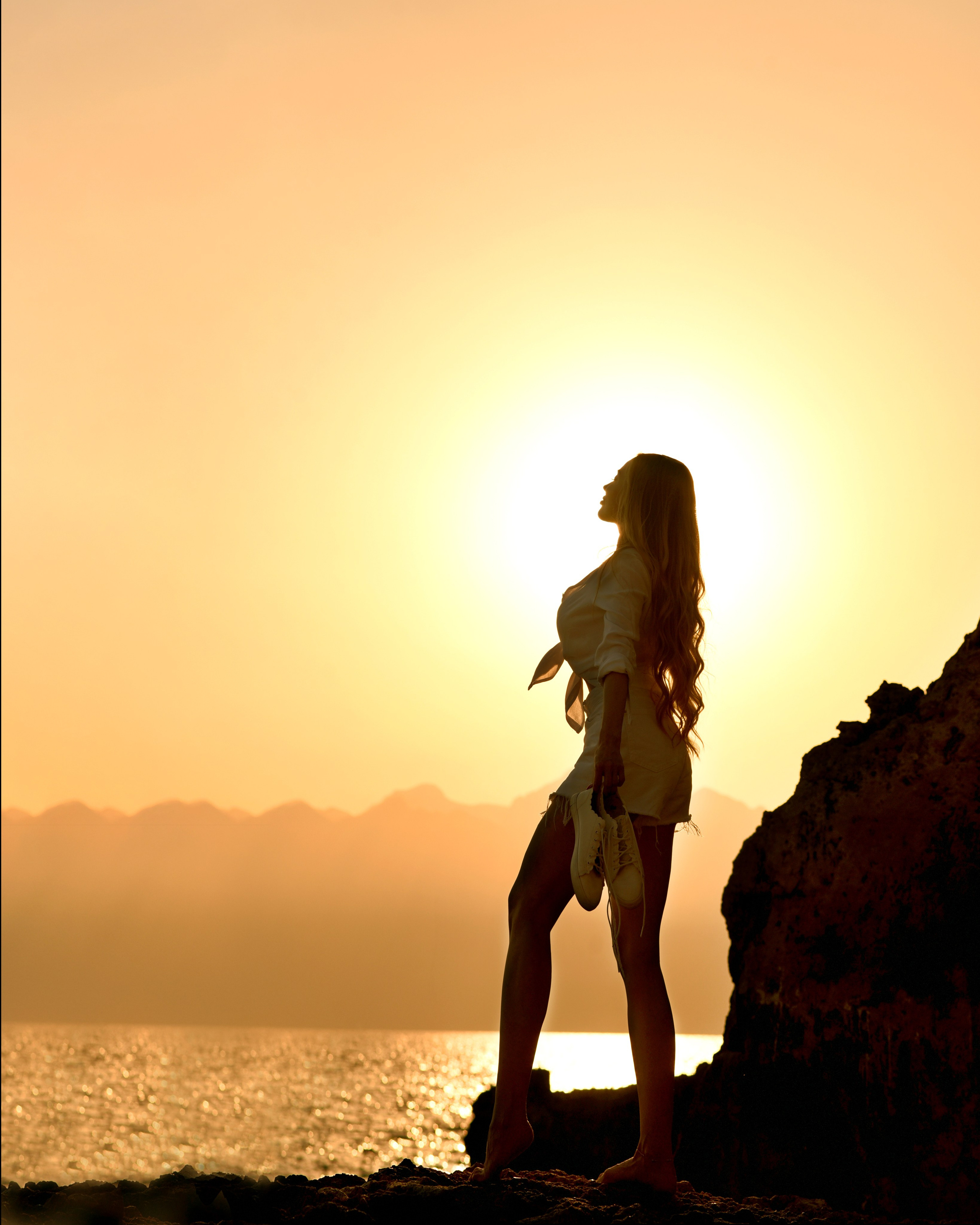 Закатное настроение  девушки на берегу Анталийского побережья