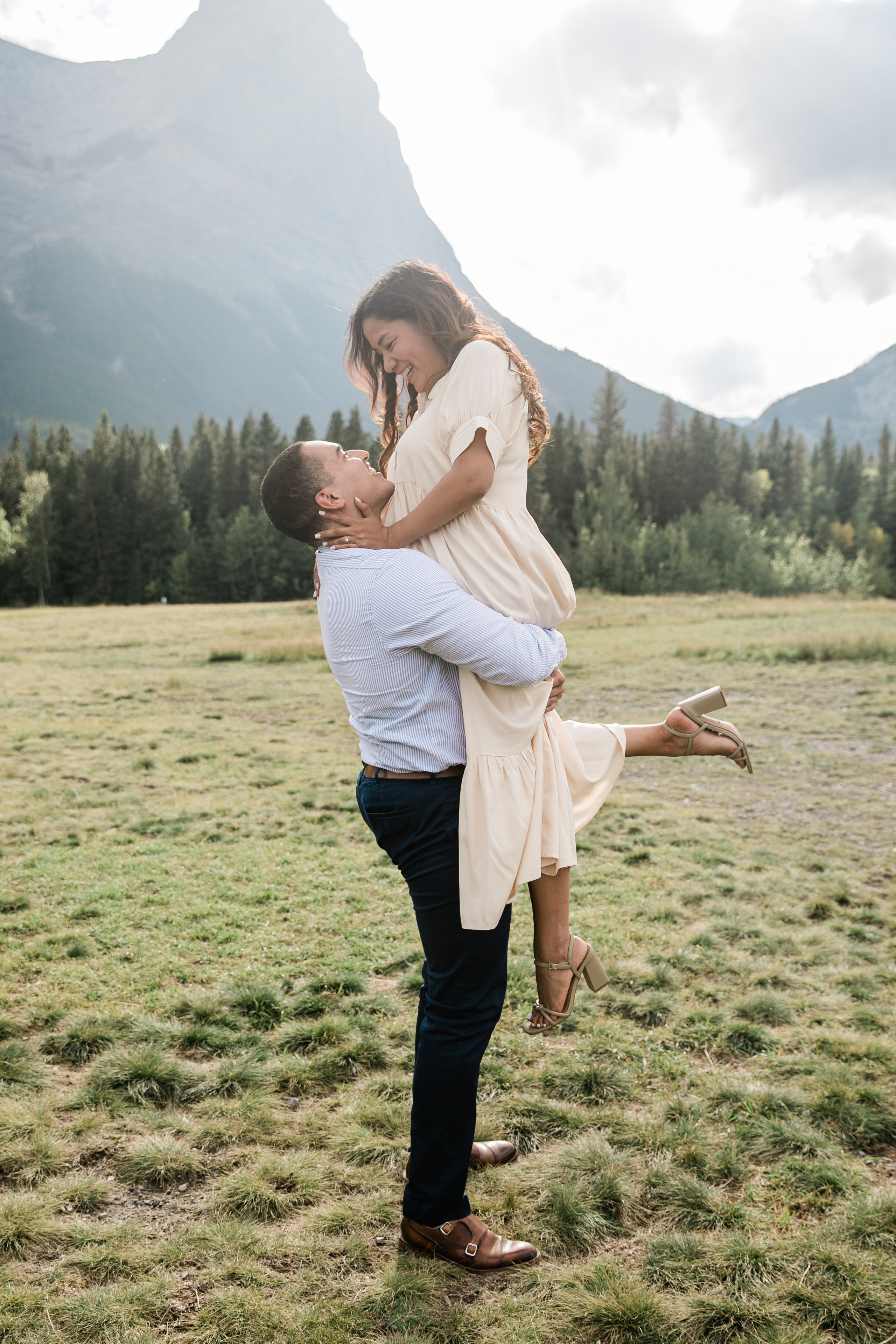 Pierina & Thomas — Canmore Engagement. Fotografía accesible en Calgary