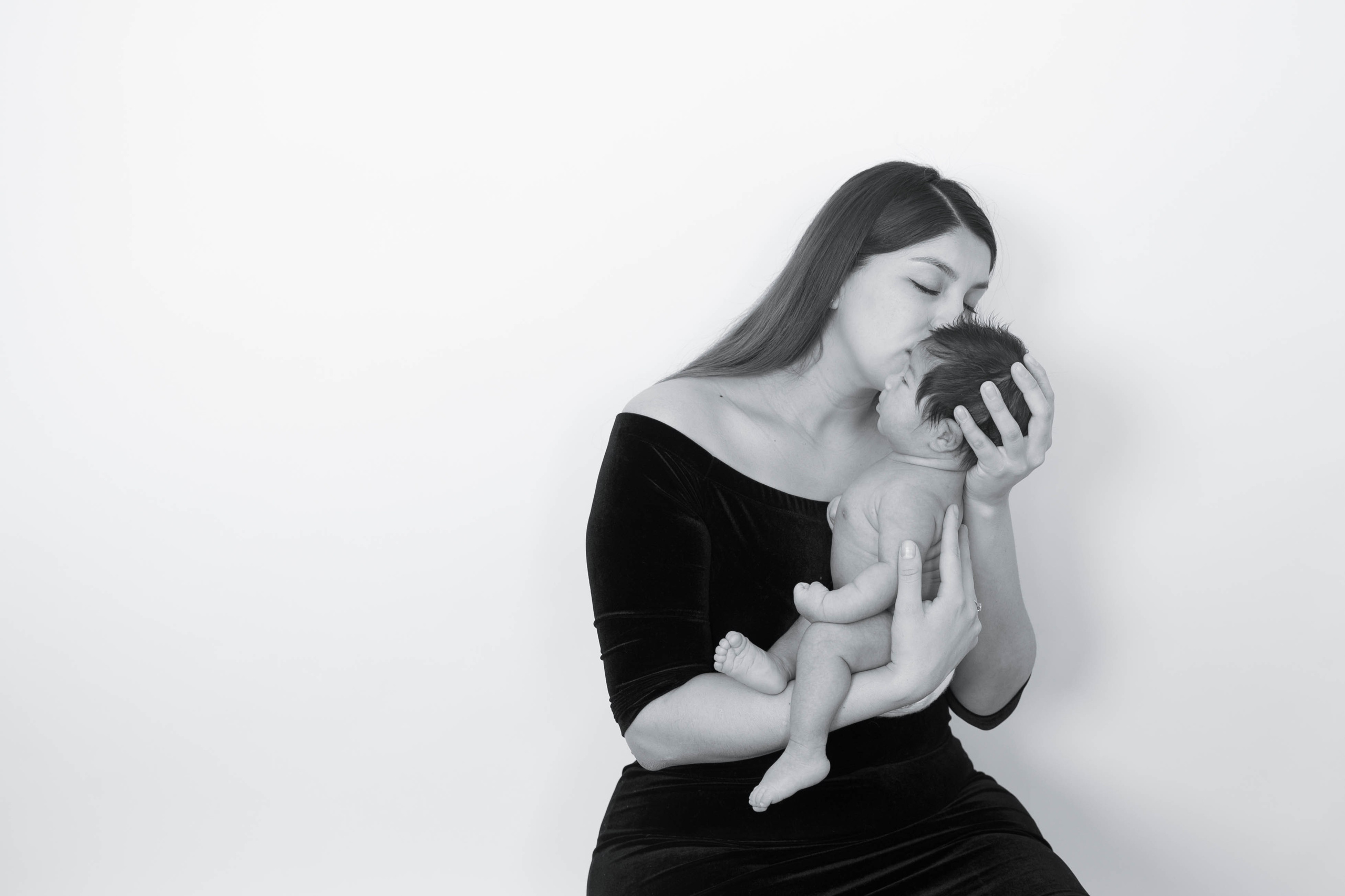 Maternity Photos — Isabel — Harold — Studio Photos. Fotografía accesible en Calgary