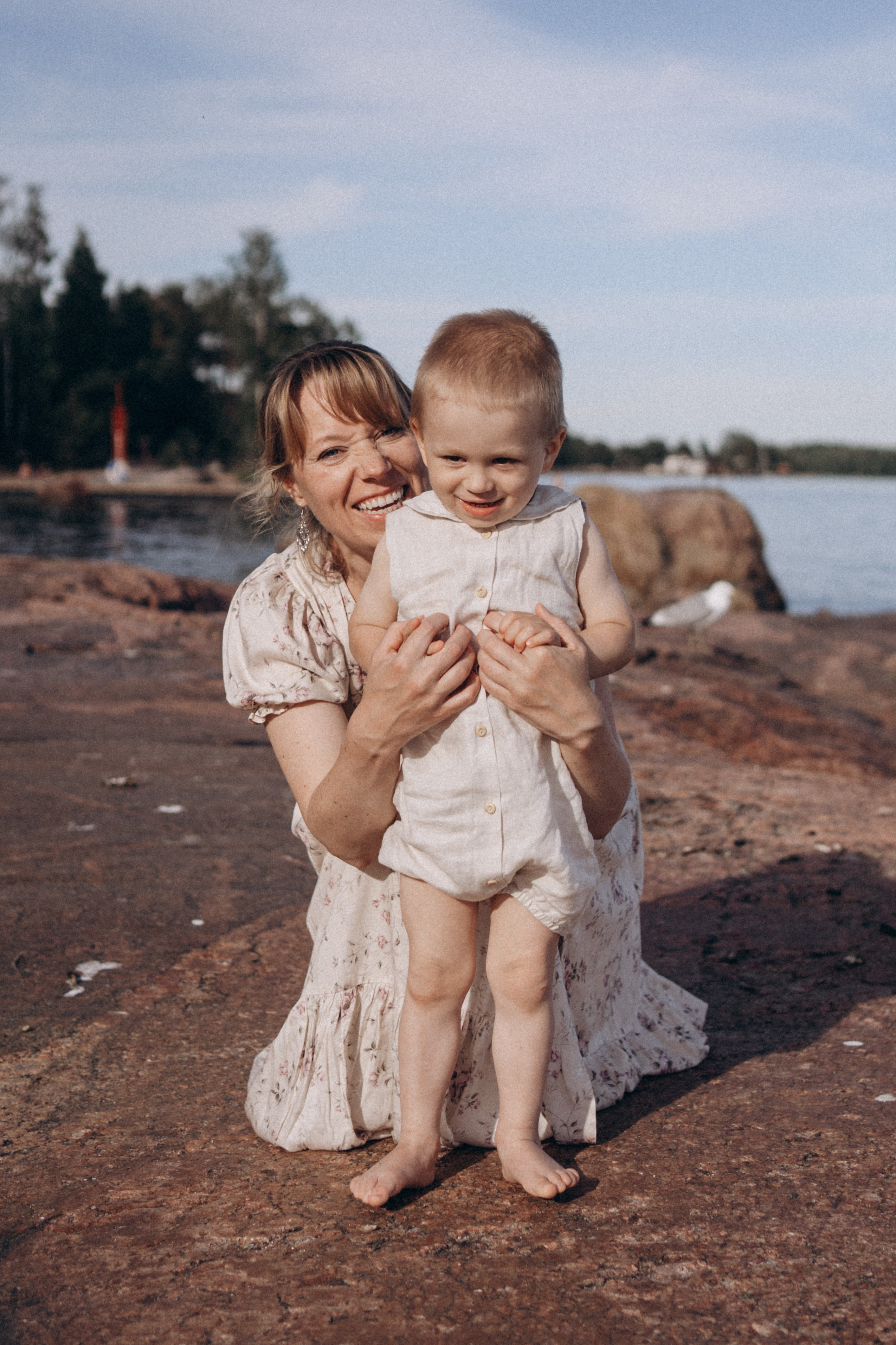 Sunny day on the cliffs. Family photographer in Helsinki, Victoria Guadagno