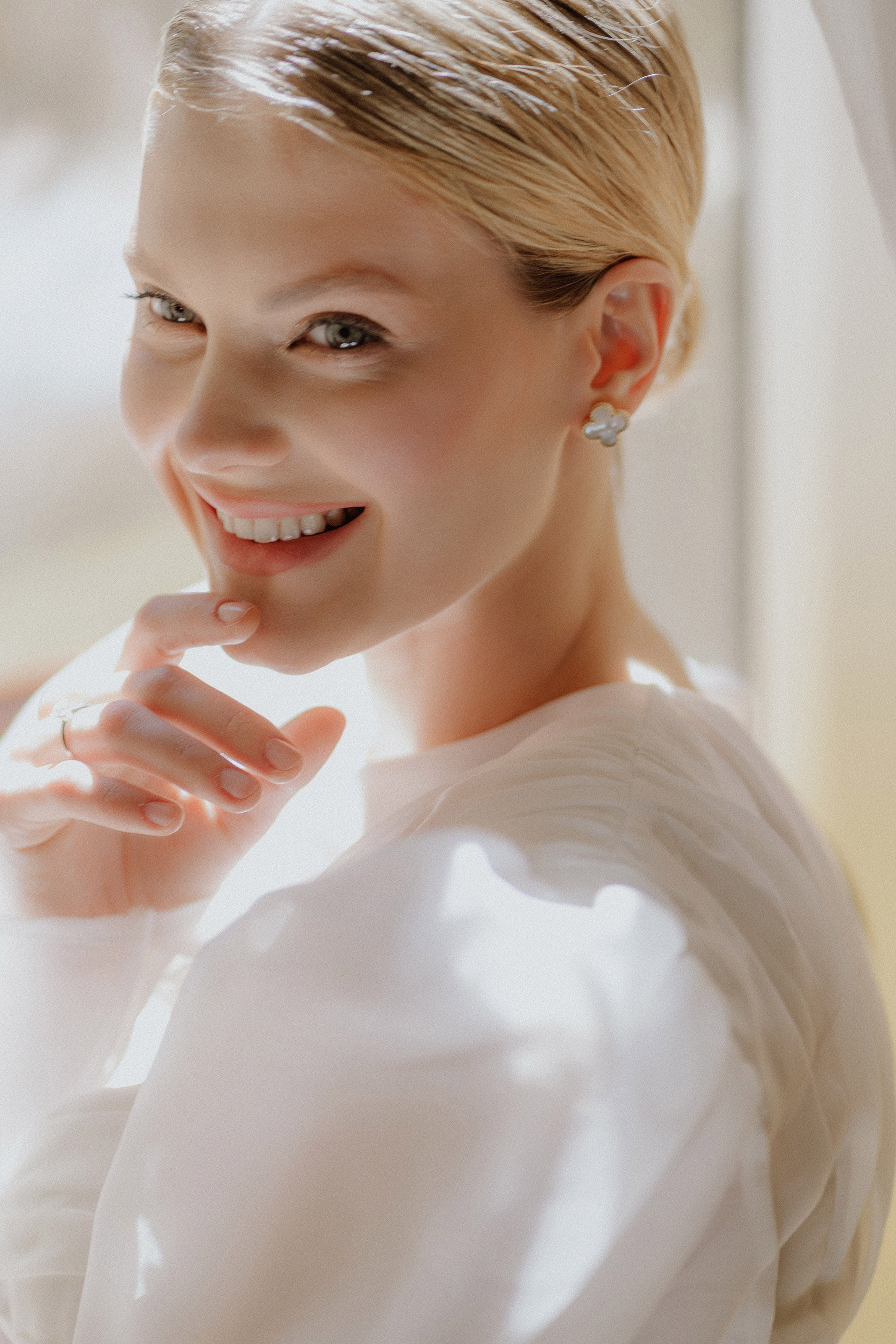 close up bridal portrait in villa lake come 