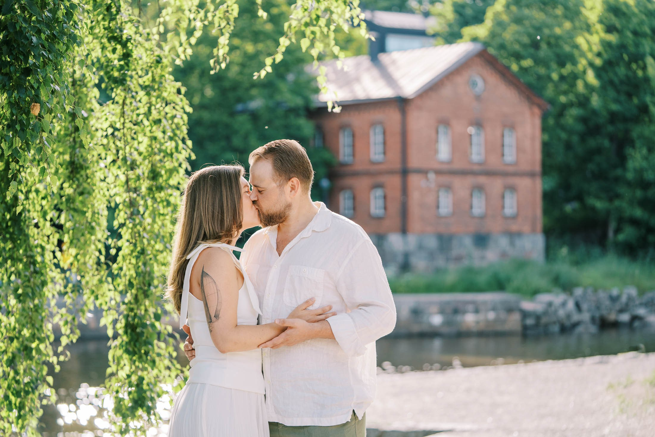 Kihlakuvaus Vanhankaupunginkoski. StudioHappyMoment — Fine Art Wedding Photographer in Italy, France, Spain & Finland