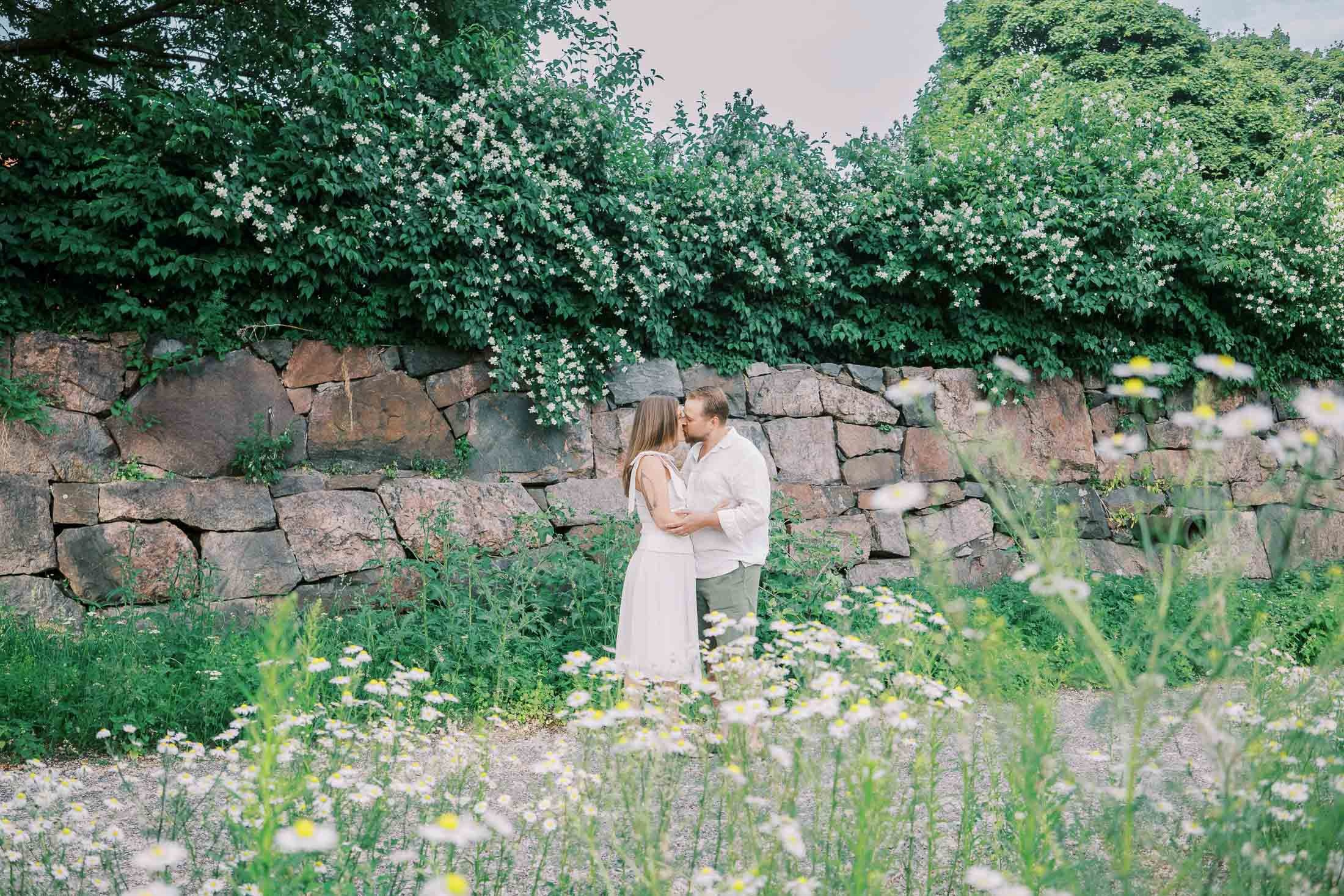 Kihlakuvaus Vanhankaupunginkoski. StudioHappyMoment — Fine Art Wedding Photographer in Italy, France, Spain & Finland