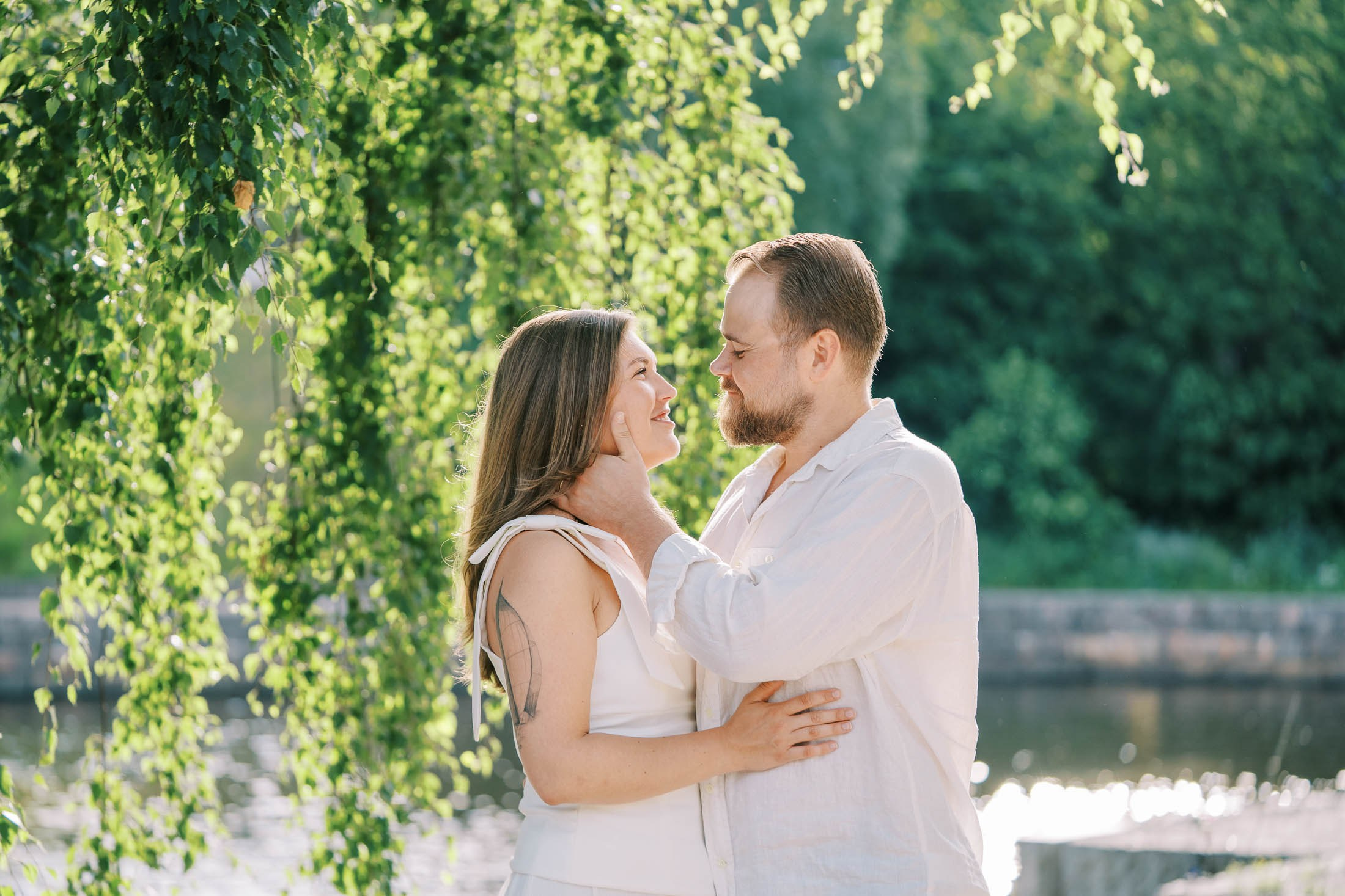 Kihlakuvaus Vanhankaupunginkoski. StudioHappyMoment — Fine Art Wedding Photographer in Italy, France, Spain & Finland