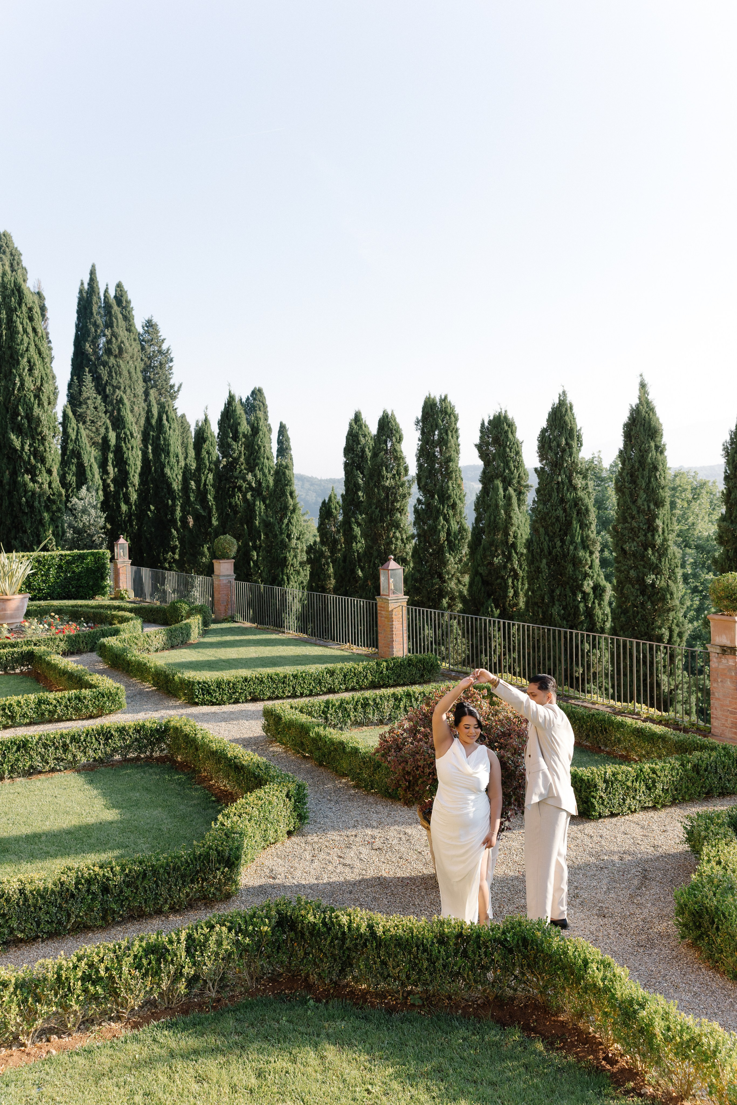 Pre-wedding in Tuscany. Wedding photographer Italy