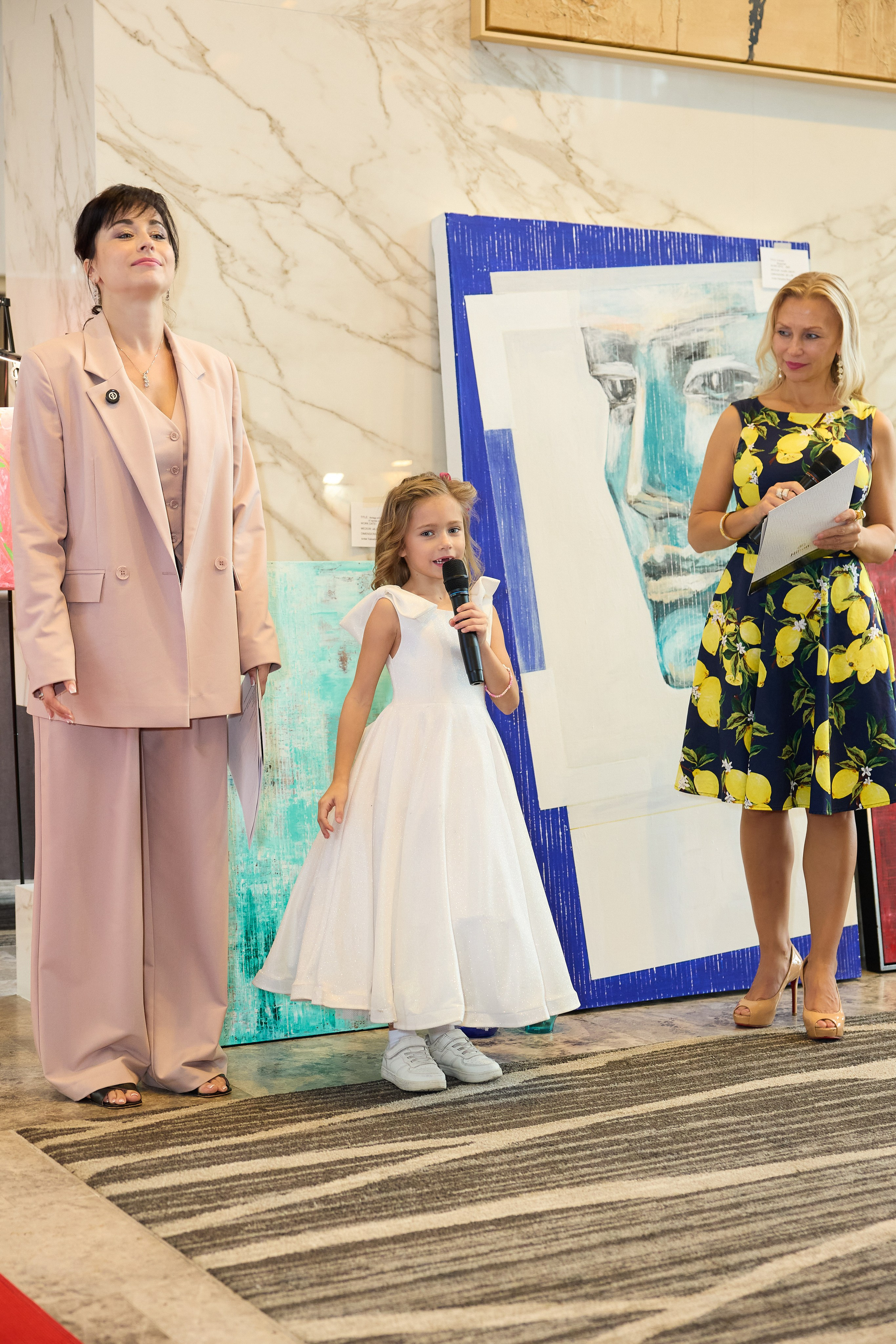 Авторская благотворительная художественная выставка Дианы Бортник. Фотограф Юлия Маковеева