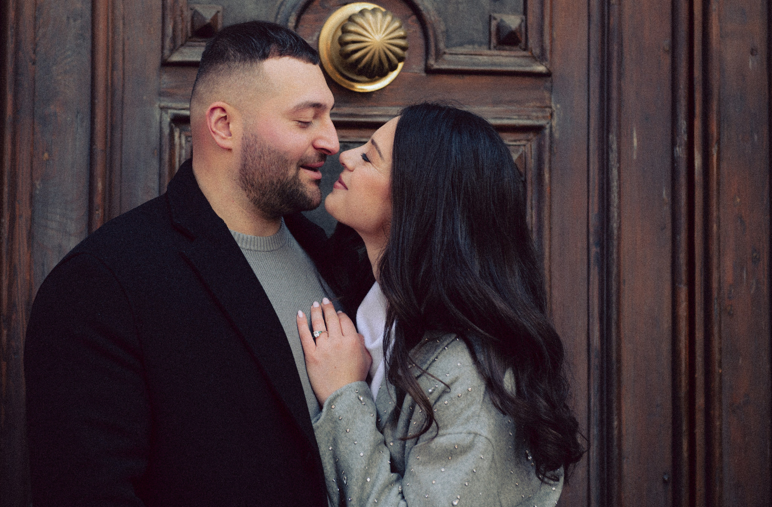 Coppia innamorata che si guarda negli occhi durante una passeggiata romantica nel centro di Milano, luce naturale e atmosfera intima. servizio fotografico coppia Milano, coppia innamorata Italia, fotografia naturale di coppia, coppia in movimento Milano, servizio fotografico spontaneo Milano, amore e viaggio Italia, servizio fotografico di coppia Milano, fotografia love story Milano, coppia romantica Italia, ritratto di coppia Milano, primo piano coppia innamorata, fotografia emozionale Milano,