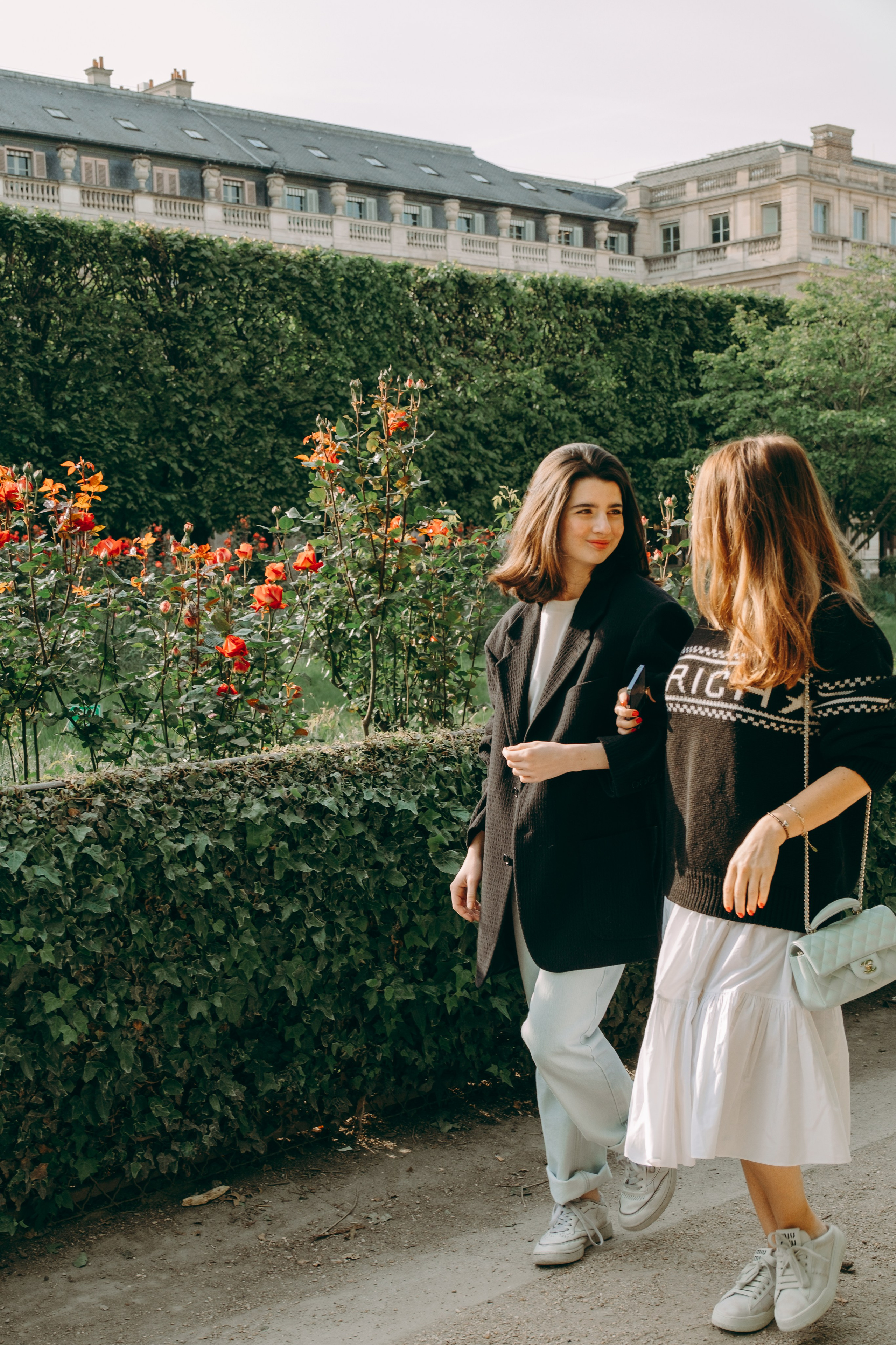 Julia with her adult daughter. Photographer in Paris Marina Chaput