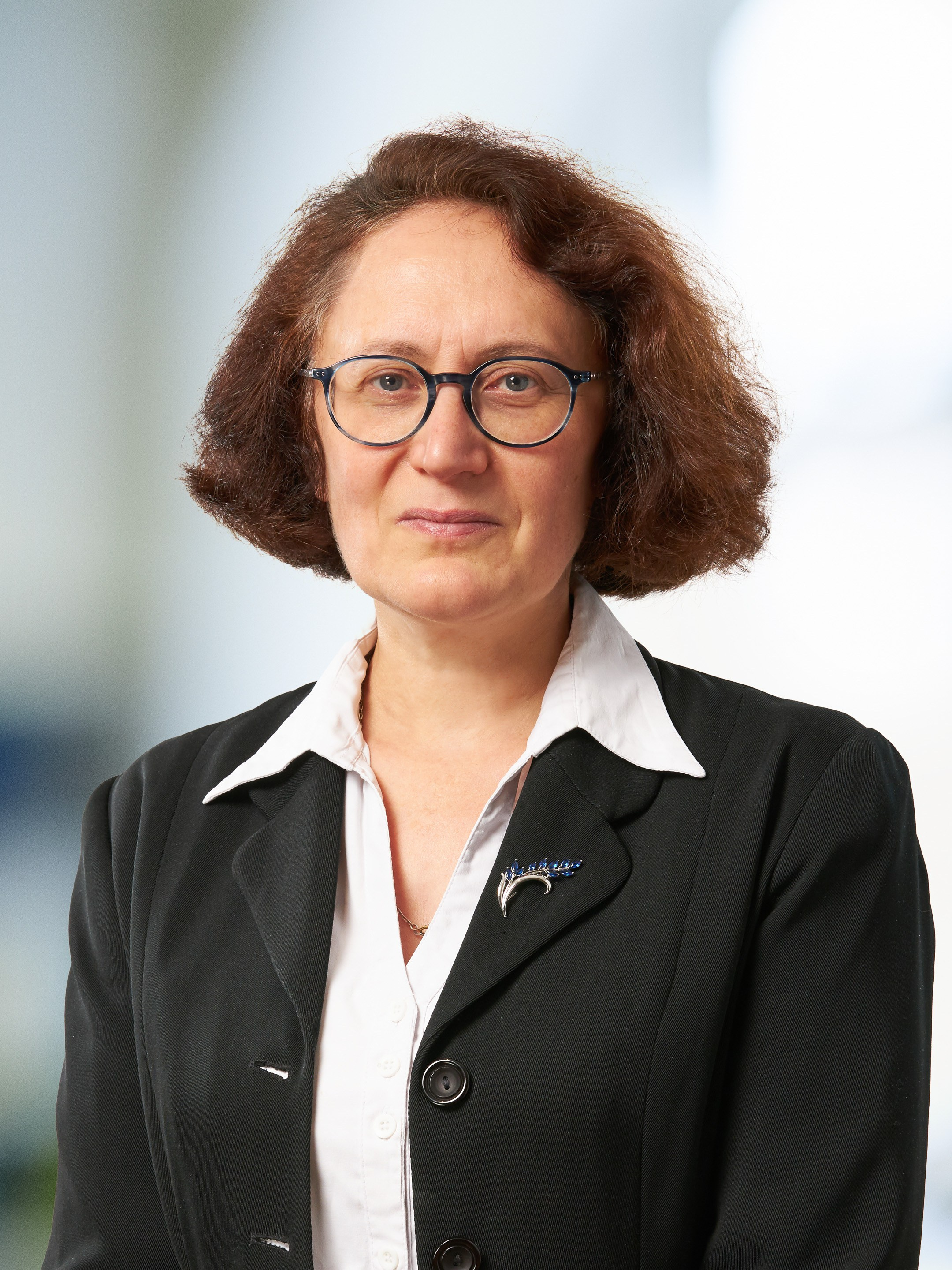 Business portrait of a woman against a blurred office background - photographer Andrey Dunin