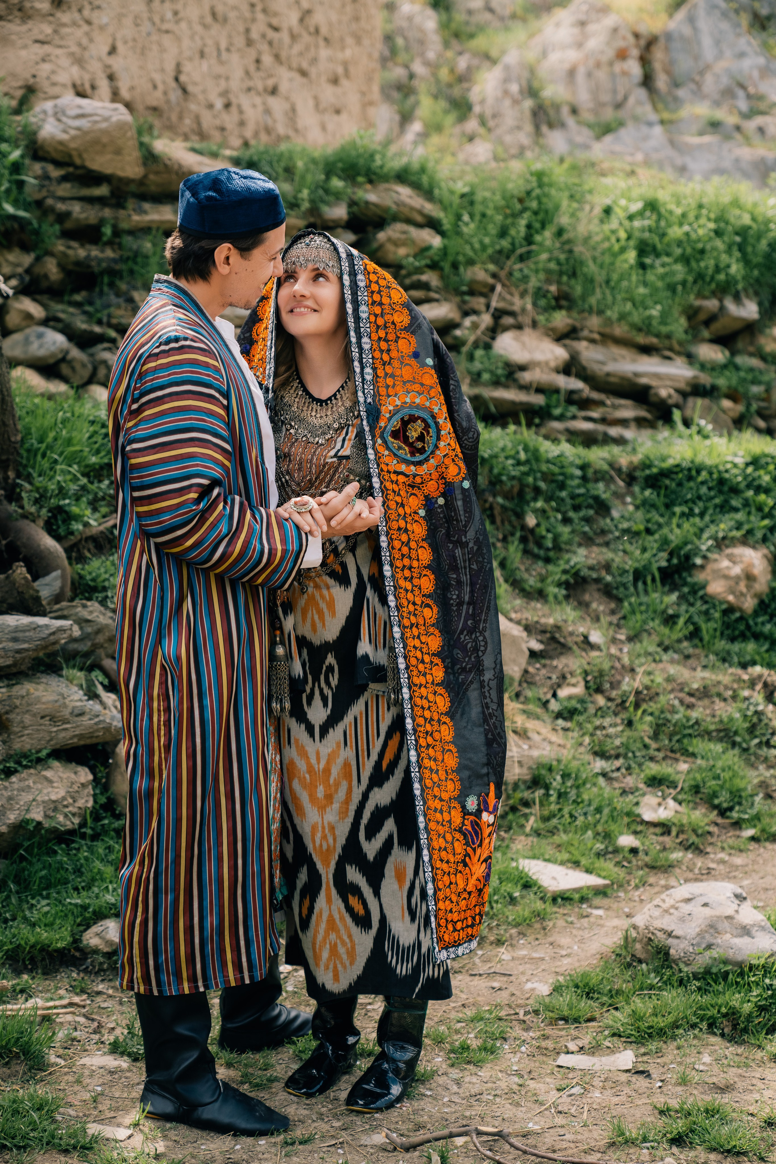 Русская пара в атласе и доппиях на фоне медресе Регистана.