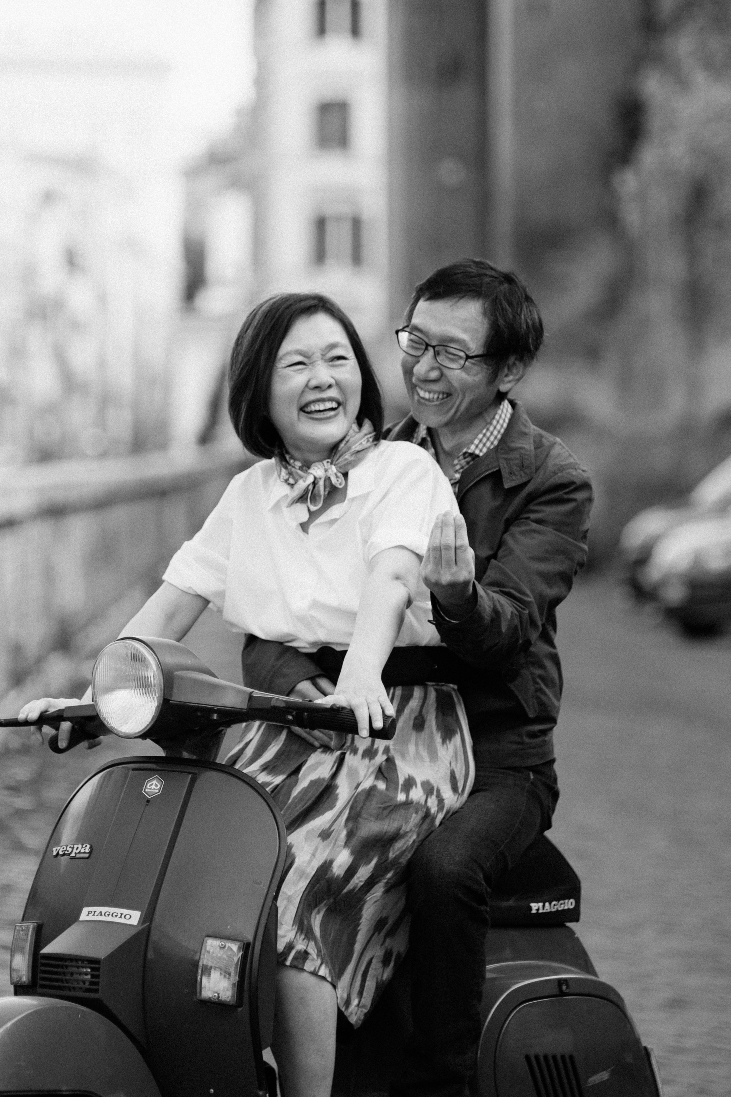 Fiat 500 and Vespa. Photographer in Rome