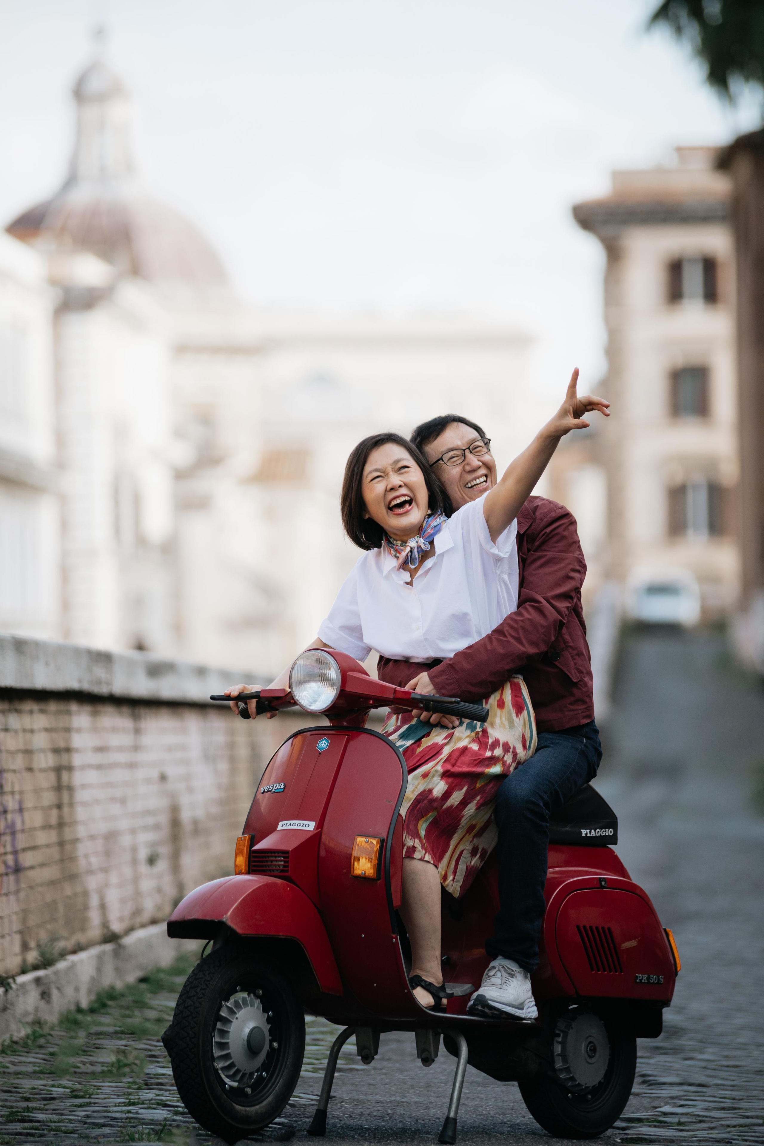 Fiat 500 and Vespa. Photographer in Rome