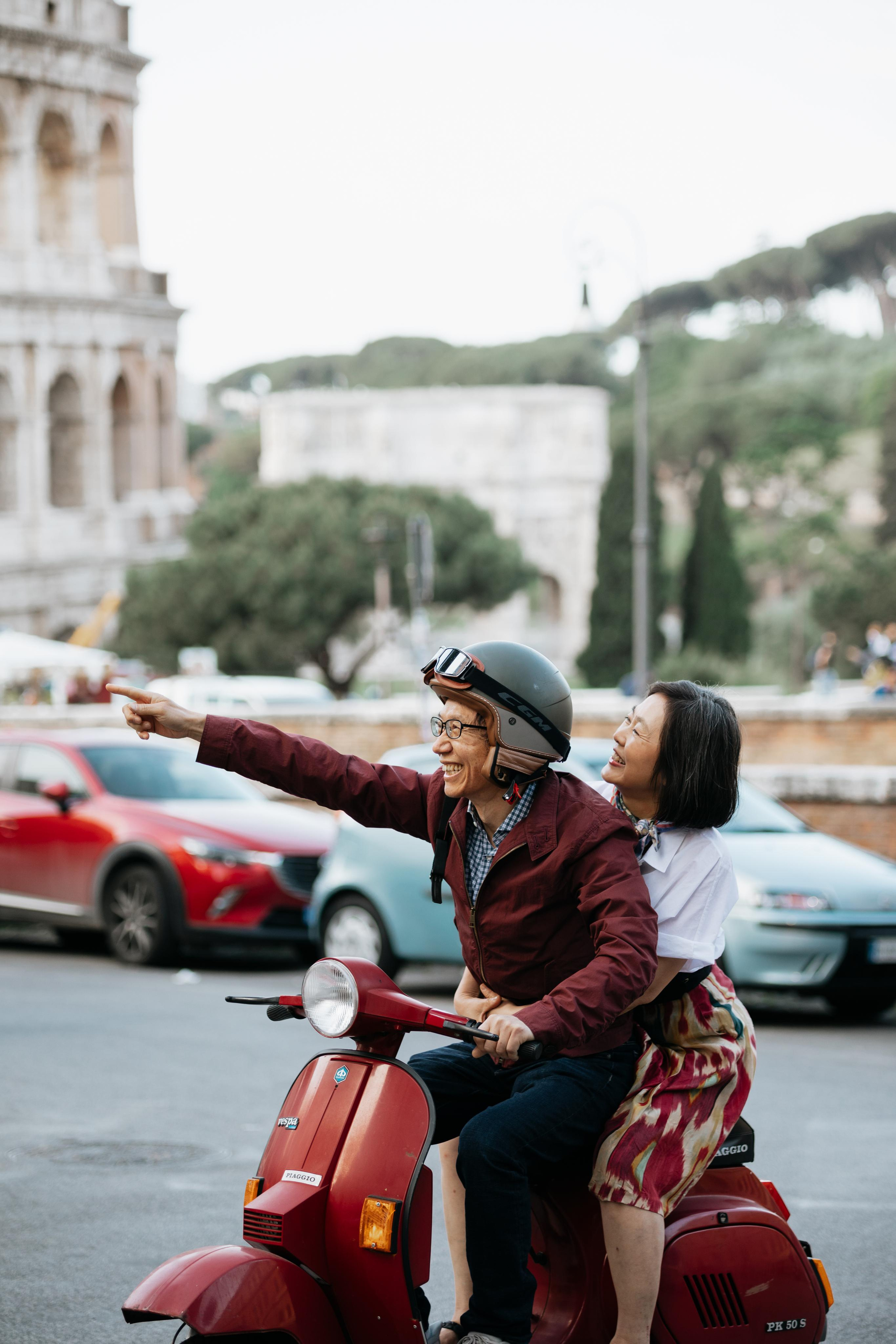 Fiat 500 and Vespa. Photographer in Rome