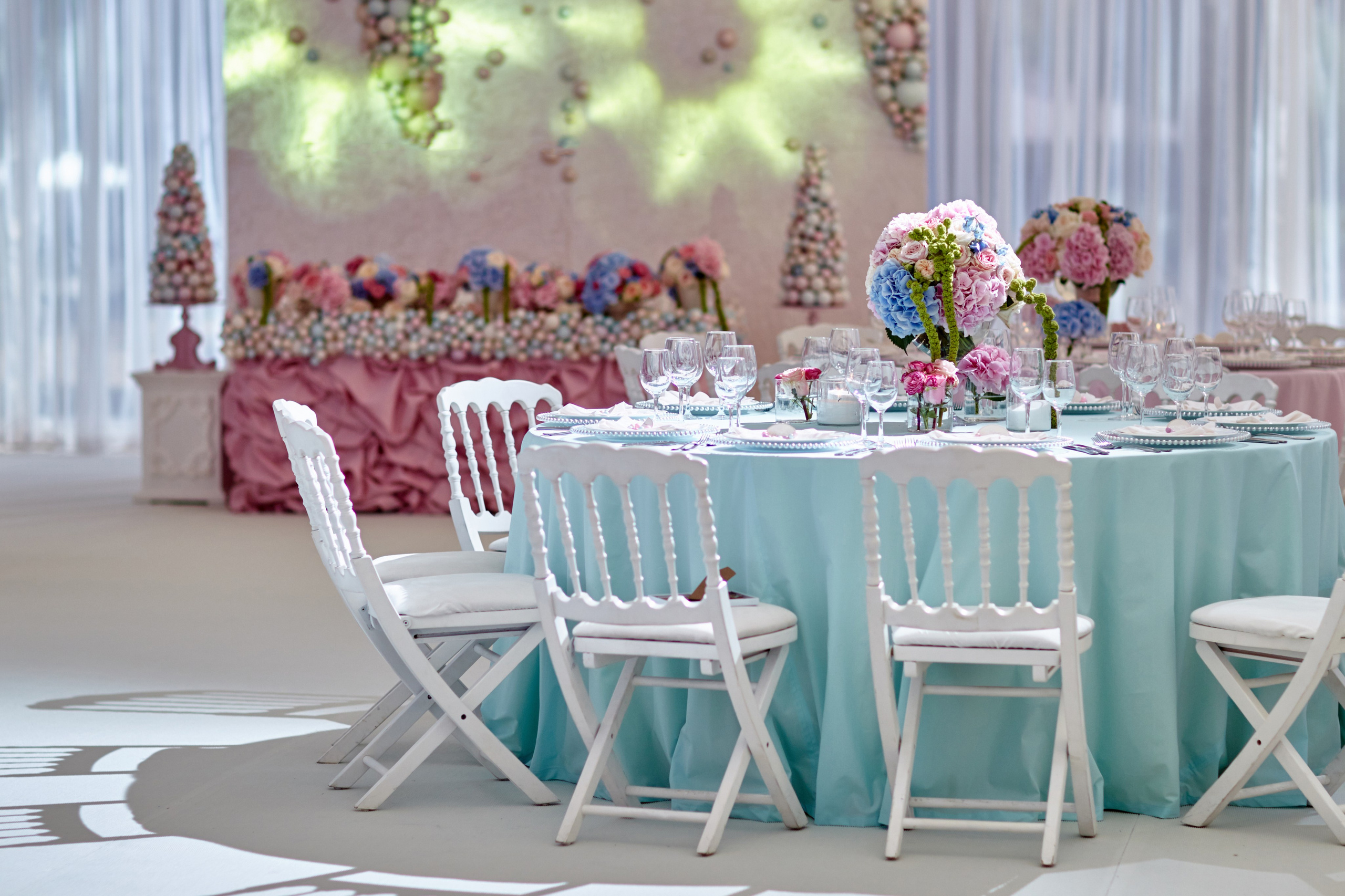 Réception de mariage avec table ronde turquoise et décoration florale chic à Auxerre