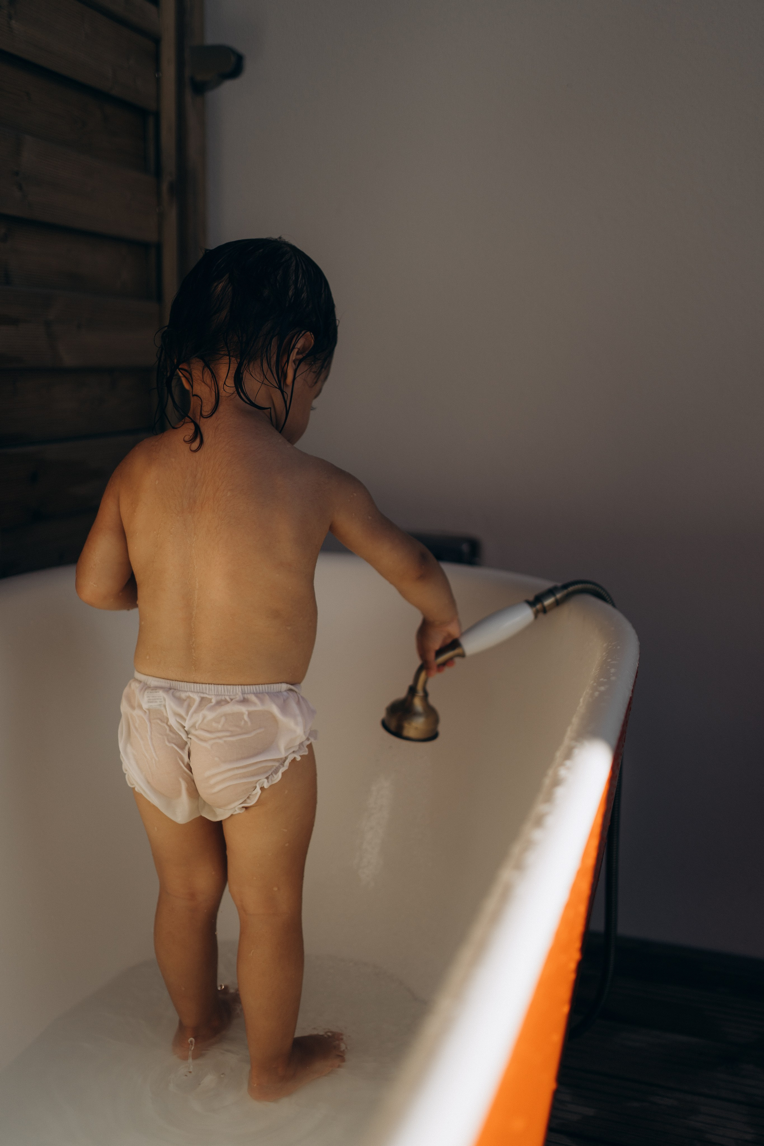 Spakly splashes. Family photographer in Helsinki, Victoria Guadagno