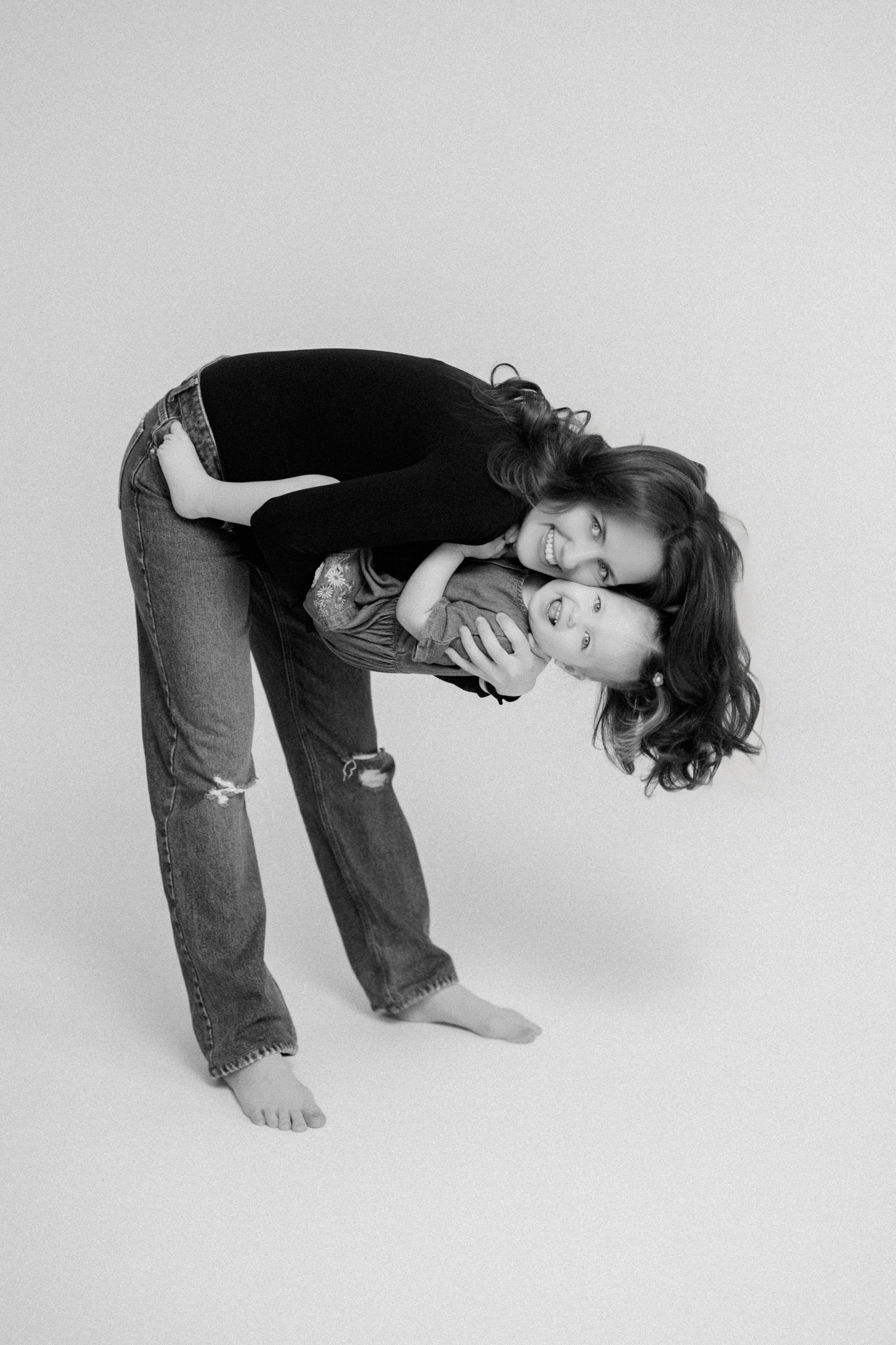 Ședință Foto de Familie — Stil Minimalist pe Fundal Alb. Scarlat Photography