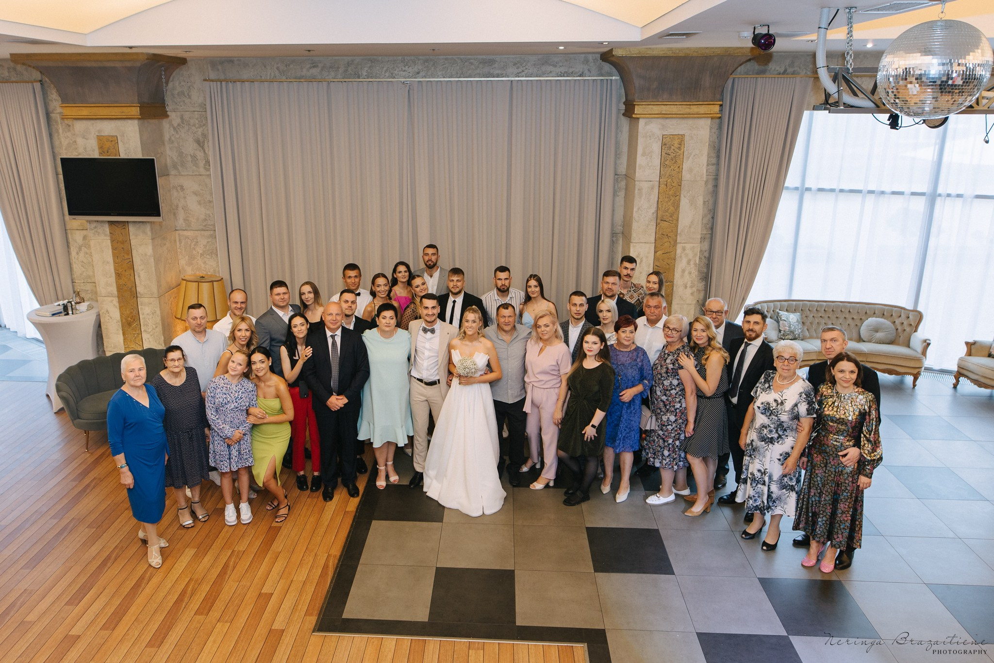 Vestuvinė fotosesija Kaune, Vienybės aikštėje, prie Lietuvos banko