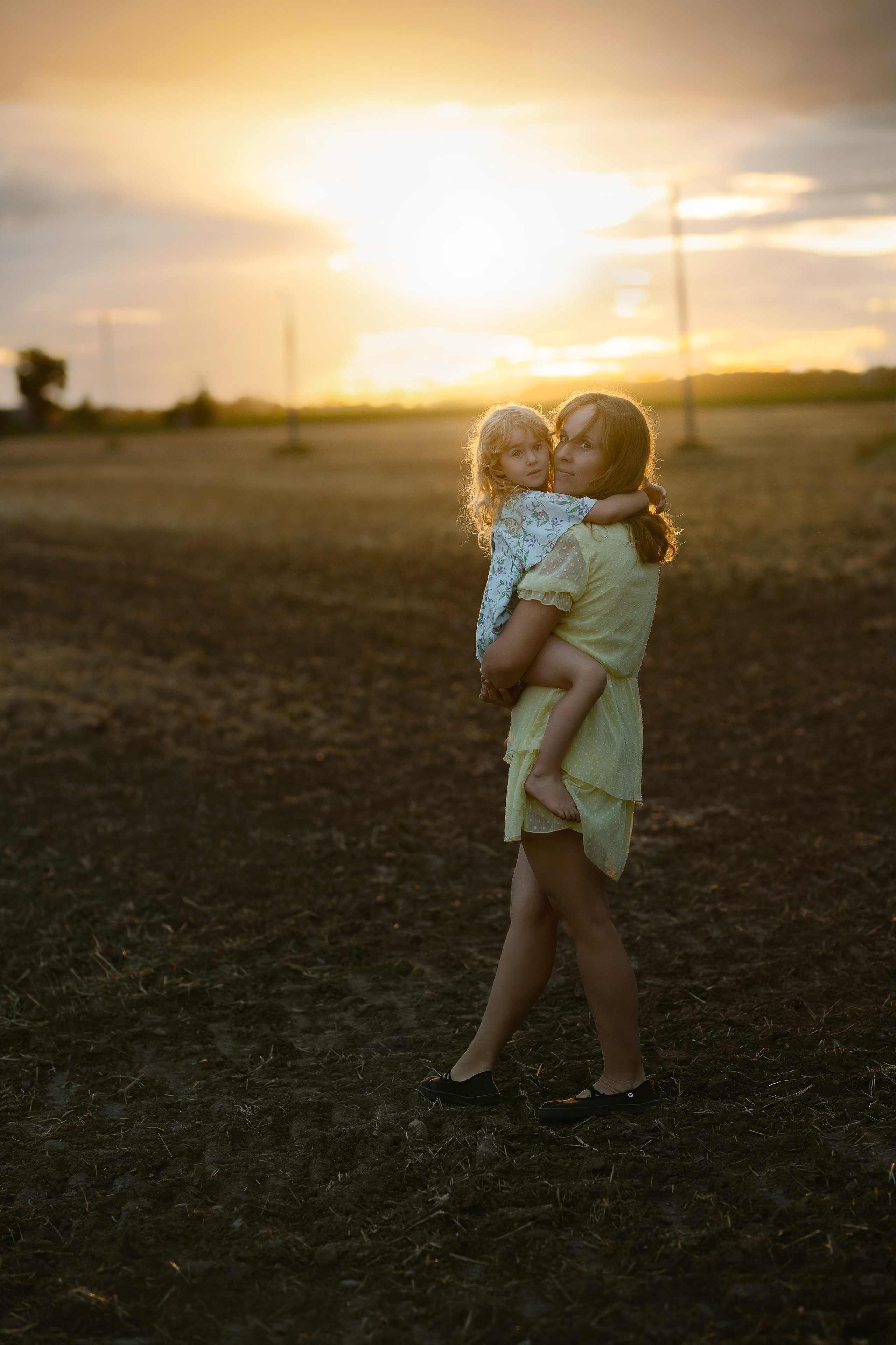 Karolina ir Mėja pievose. Vestuvių, šeimos švenčių, renginių fotografė