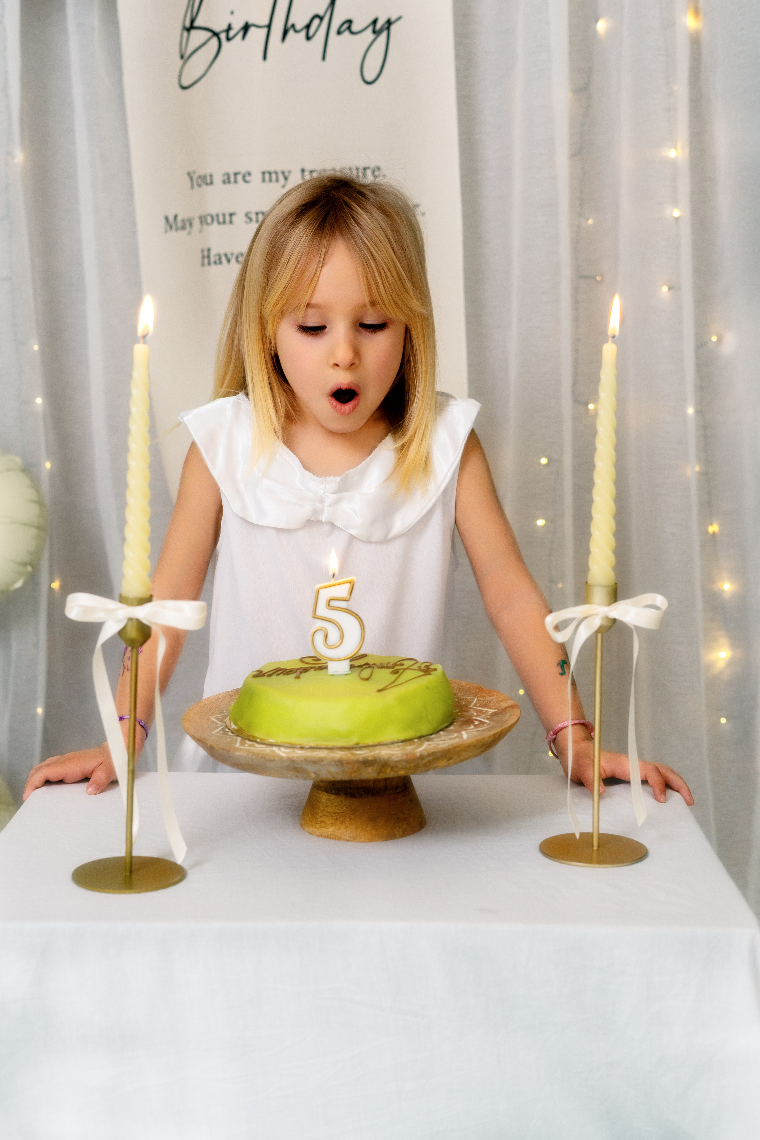 Photo anniversaire enfant avec gâteau en studio à Roanne portrait fille 5 ans