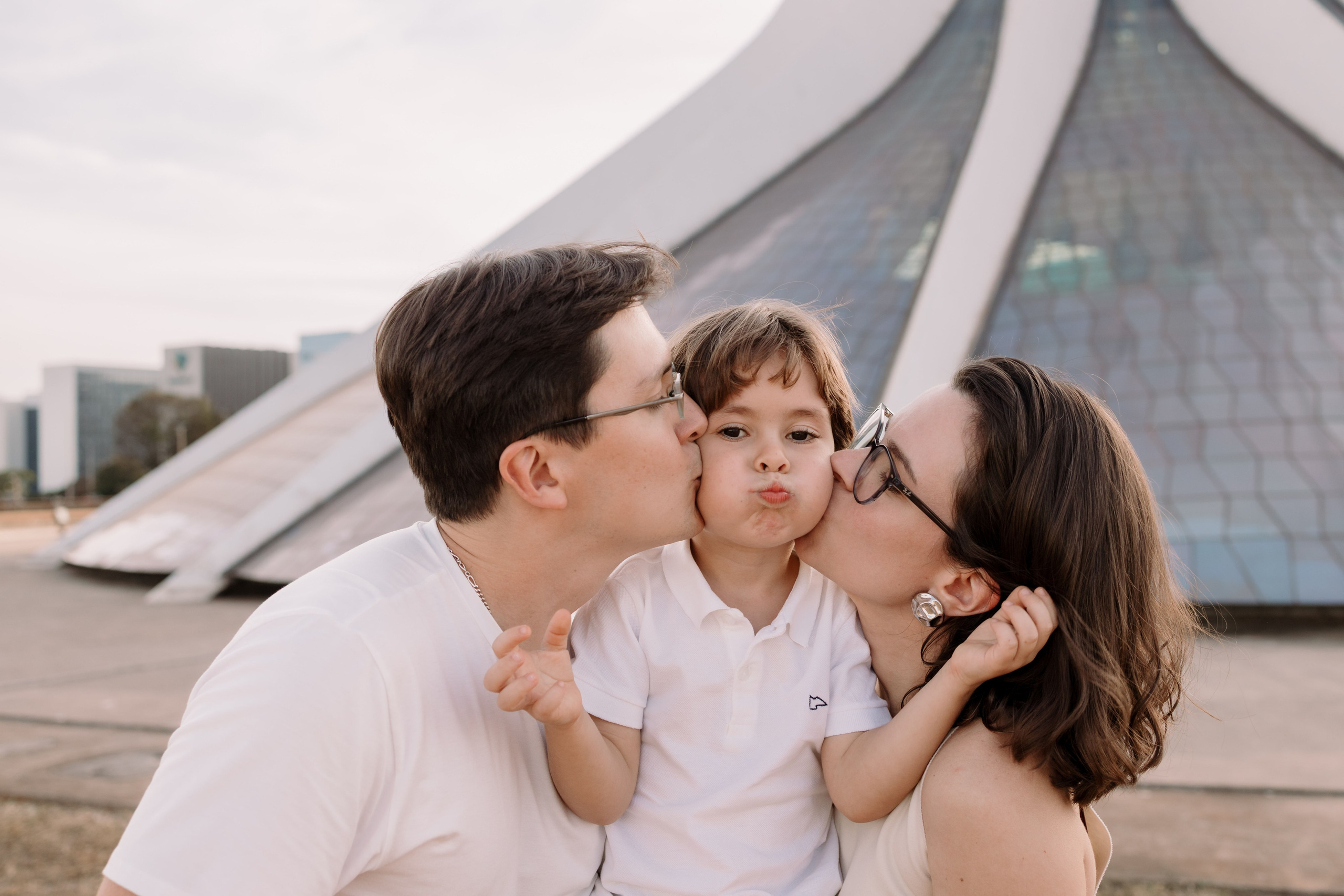Ensaio Família na Catedral de Brasília | Fotografia Afetiva em Brasília. Ize Fotografia — Ensaios e Festas de Família em Recife e Brasília