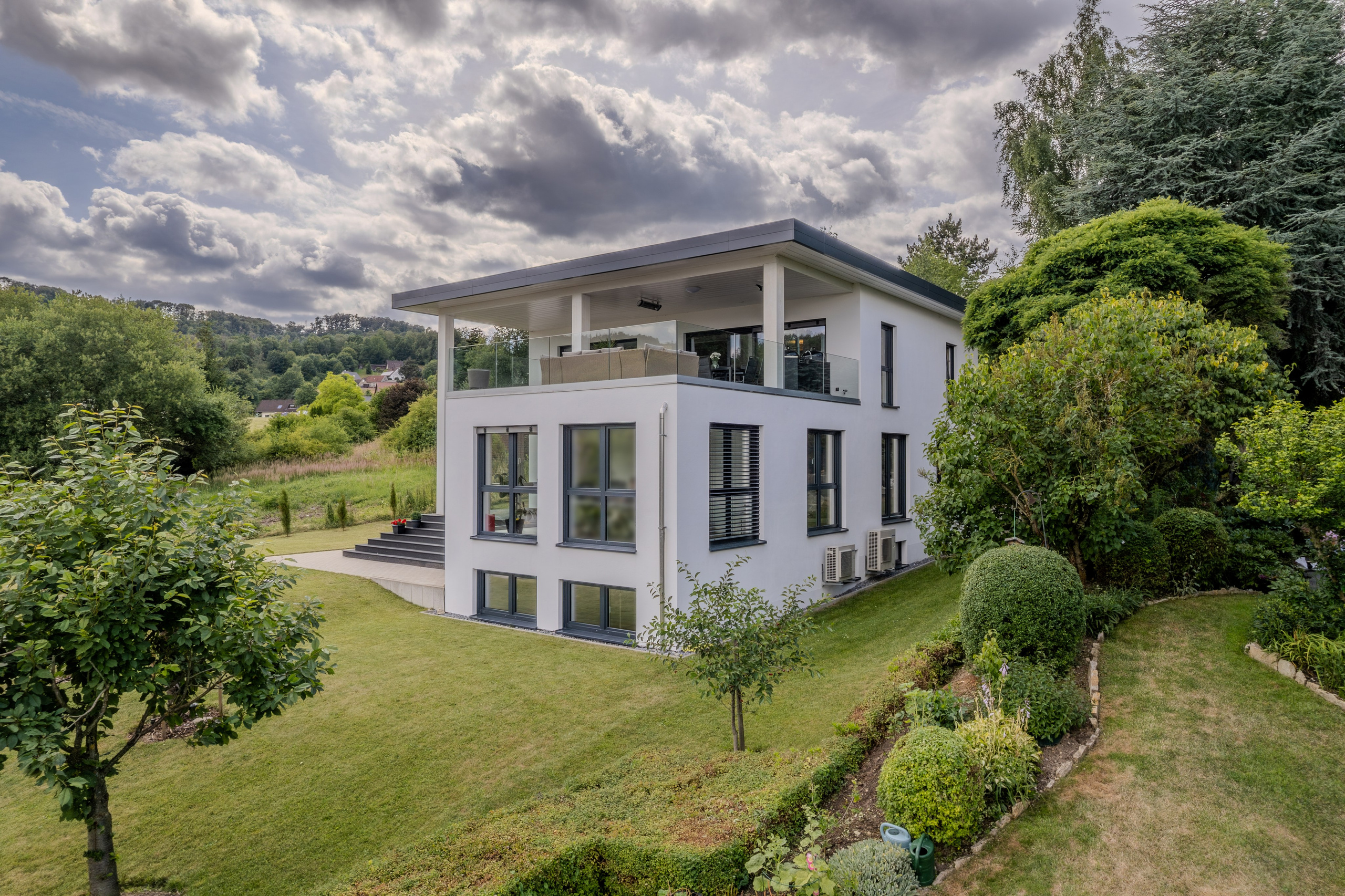 Профессиональная HDR аэросъемка недвижимости в Германии. Снимок с дрона современного дома для каталога и рекламы. Услуги фотографа из Дортмунда