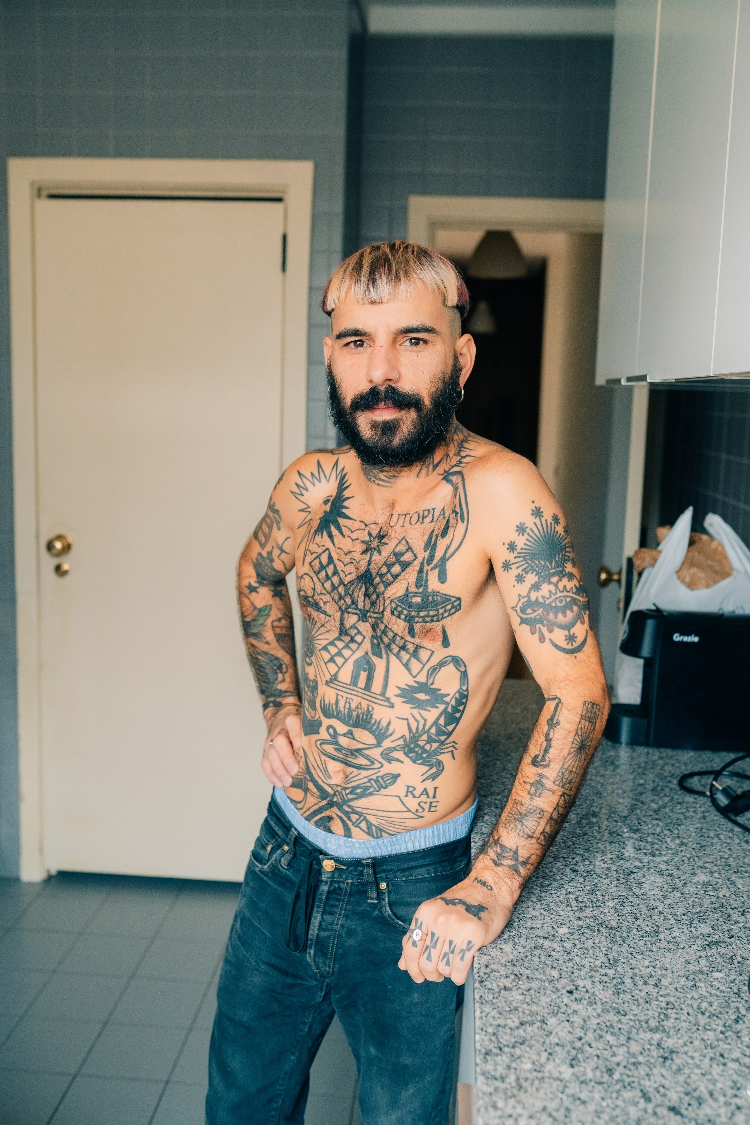 Dani & Rui at their apartment. Maria Sher. Professional photographer from Porto, Portugal